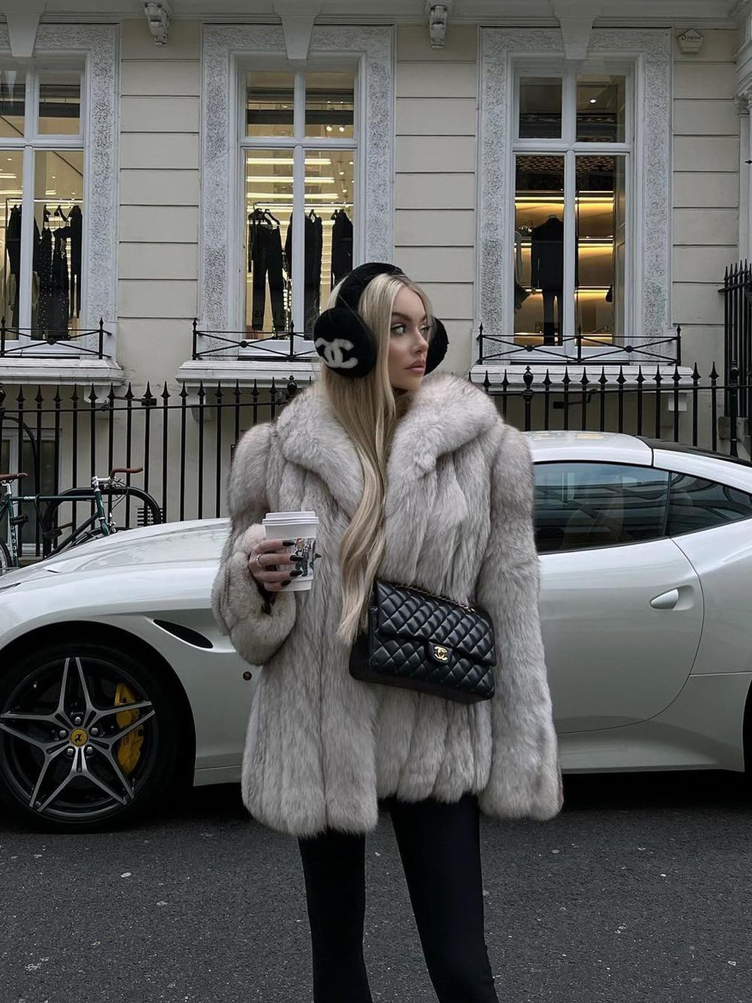 Chanel Earmuffs Shearling Lambskin Black White 착용 스타일 - 5
