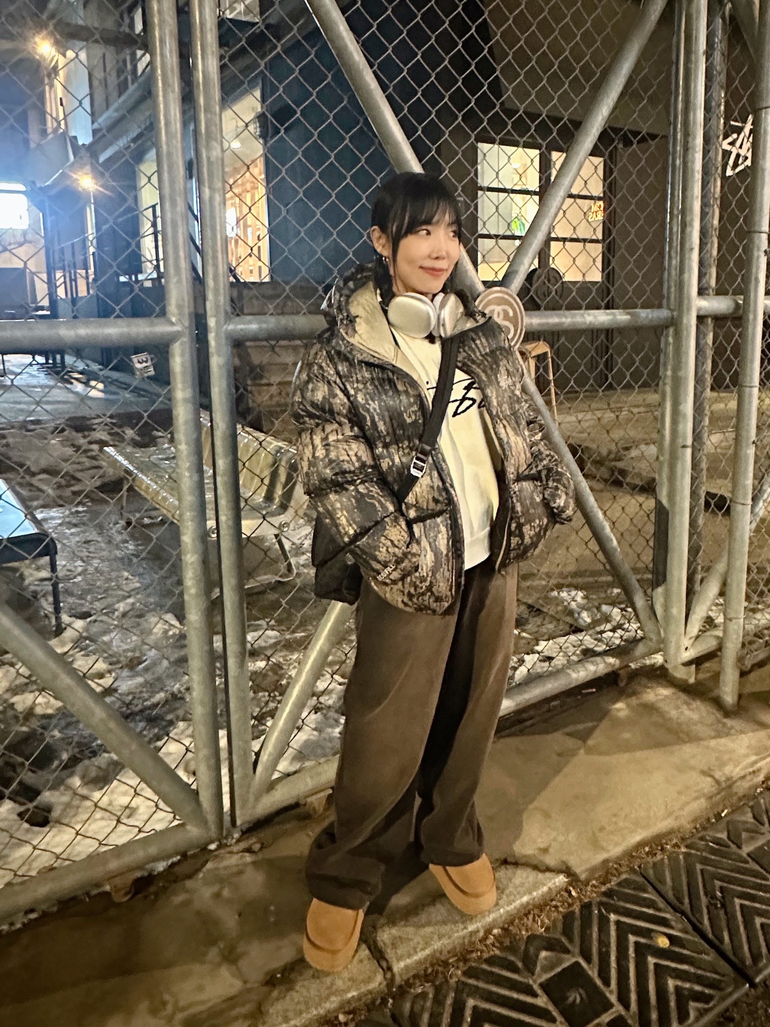 Stussy Down Parka Micro Ripstop Relic Camo, Stussy Sweater Vest Natural 착용 스타일 - 3