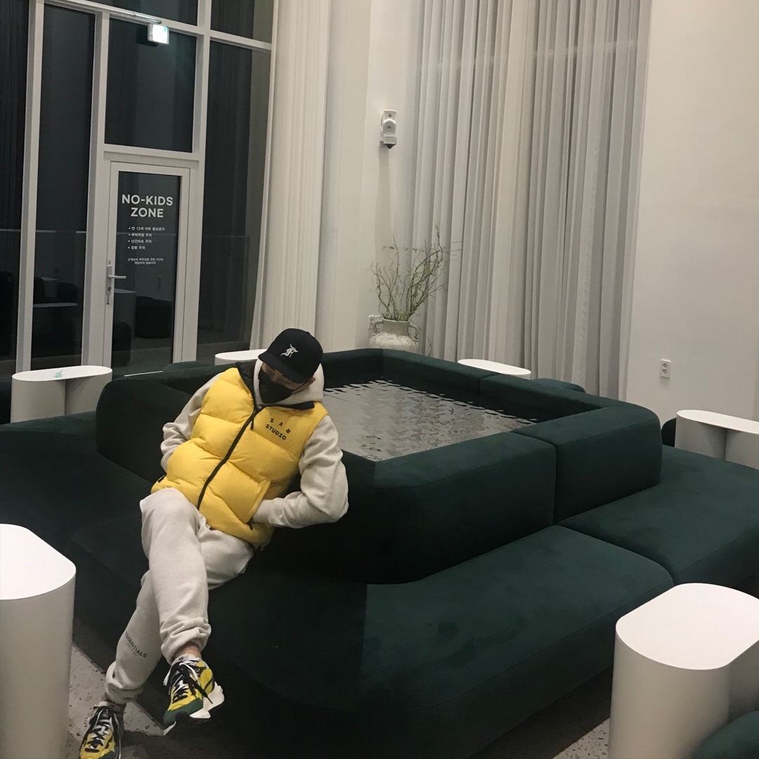 IAB Studio x LMC Yellow & Black Reversible Down Vest 착용 스타일 - 5