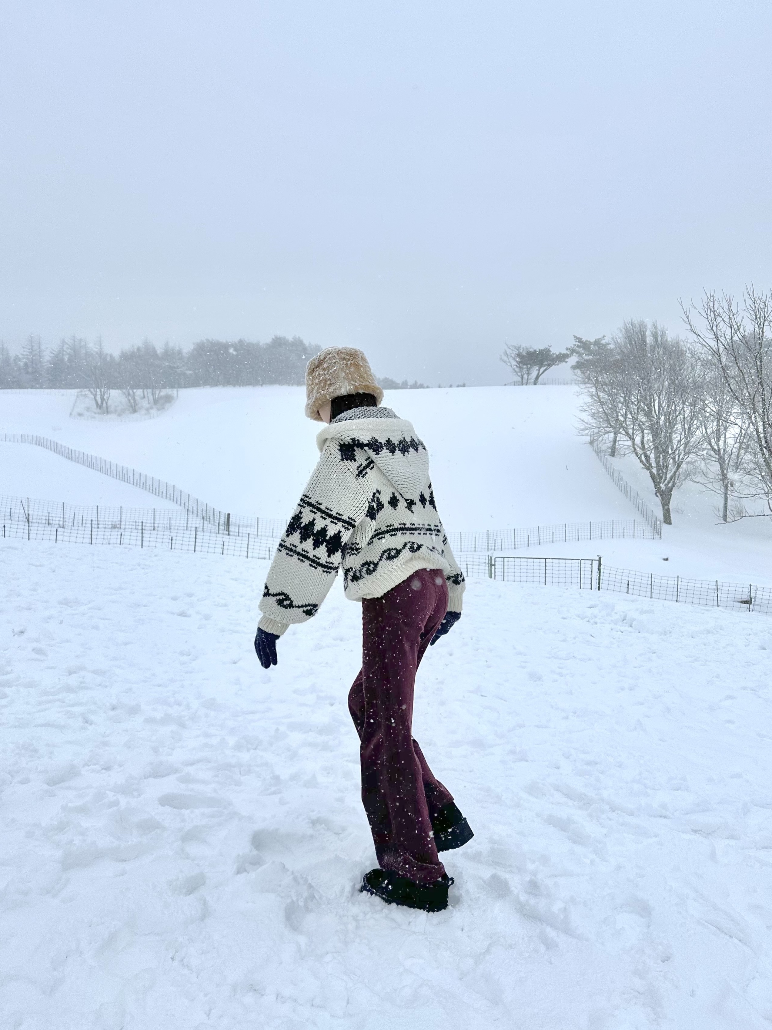 STU Women Corduroy Flared Pants Burgundy, (W) UGG Classic Ultra Mini Platform Boots Black 착용 스타일 - 3