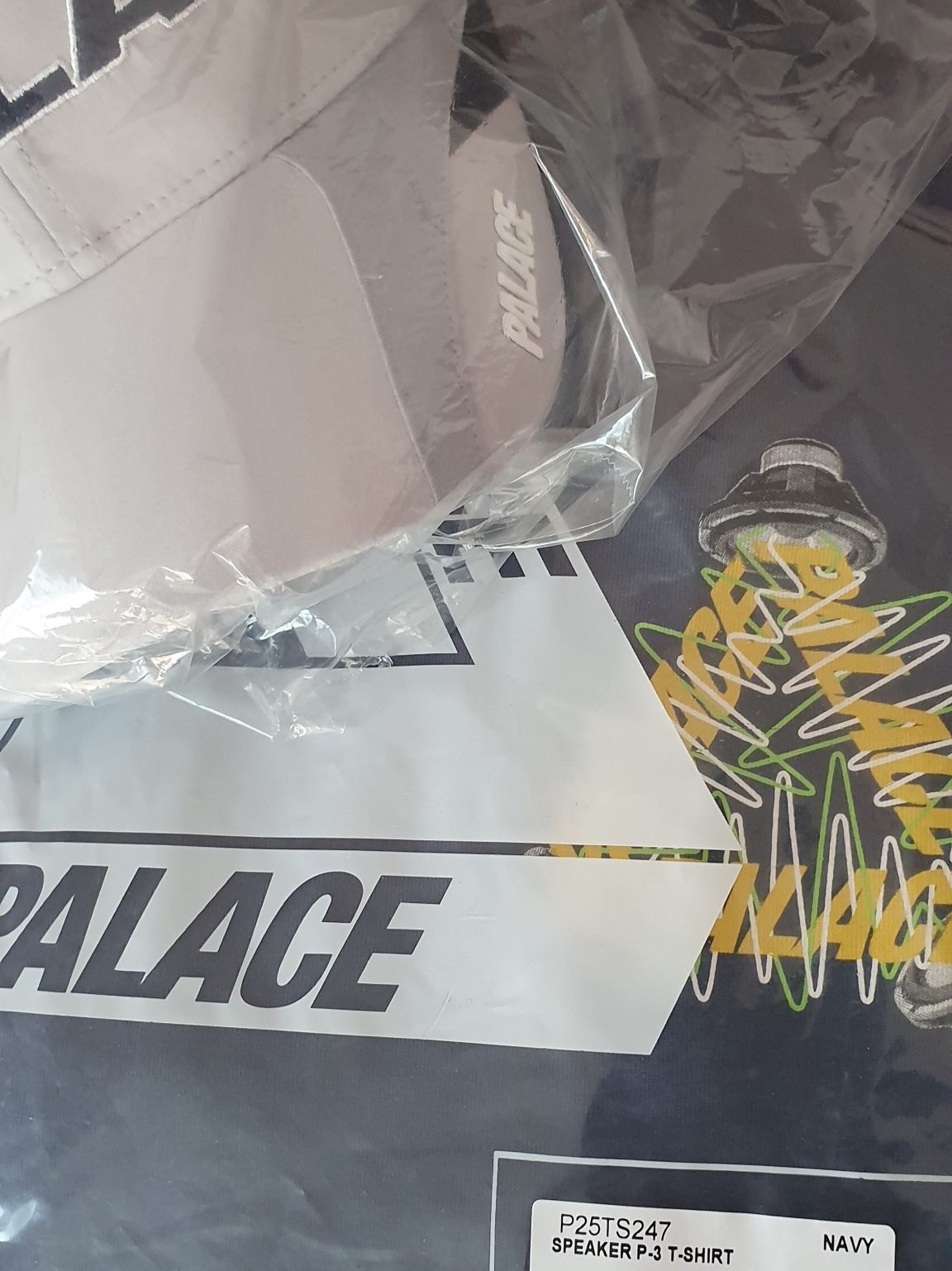 Palace Pallas 6-Panel Grey - 23FW, Palace Speaker P-3 T-Shirt Black - 23FW 착용 스타일 - 1