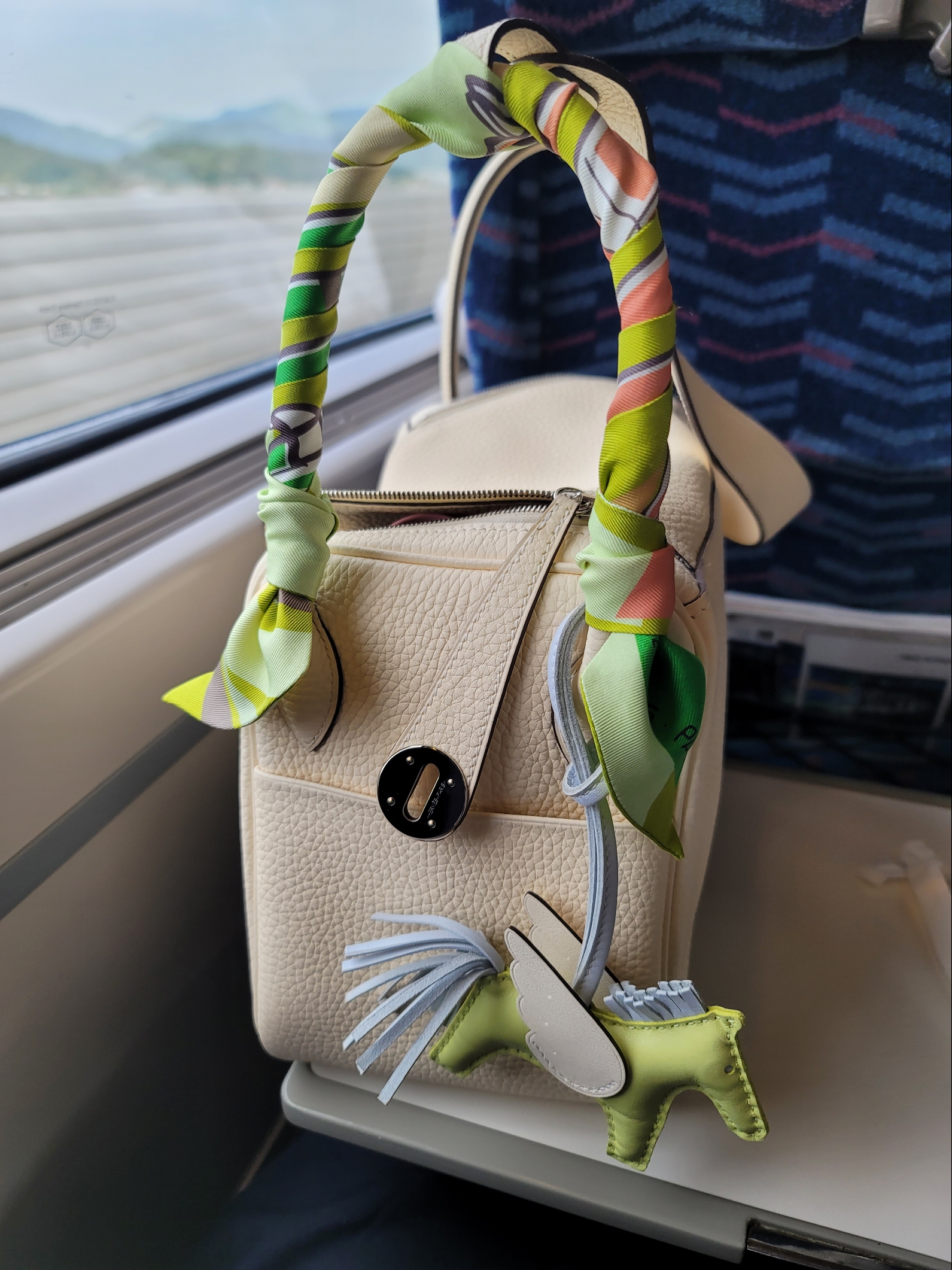 Hermes Rodeo Pegase PM Charm Milo Swift & Jaune Bourgeon Bleu Brume Nata, Hermes Evelyne III 29 Bag Clemence & Palladium Gold 착용 스타일 - 2