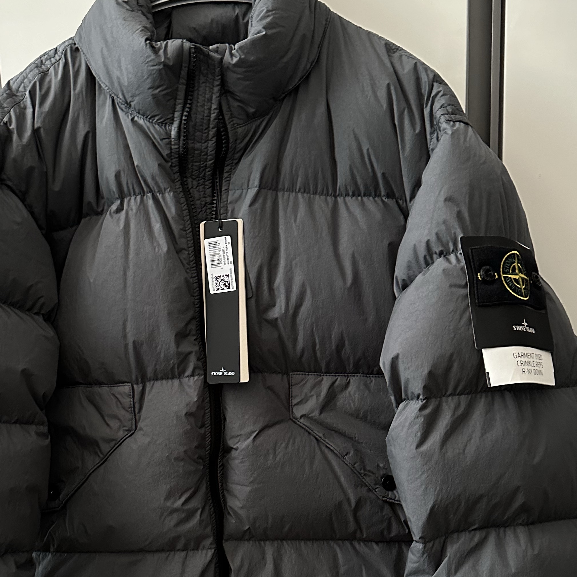 Stone Island 40623 Garment Dyed Crinkle Reps Recycled Nylon Down Jacket Lead - 23FW 착용 스타일 - 3