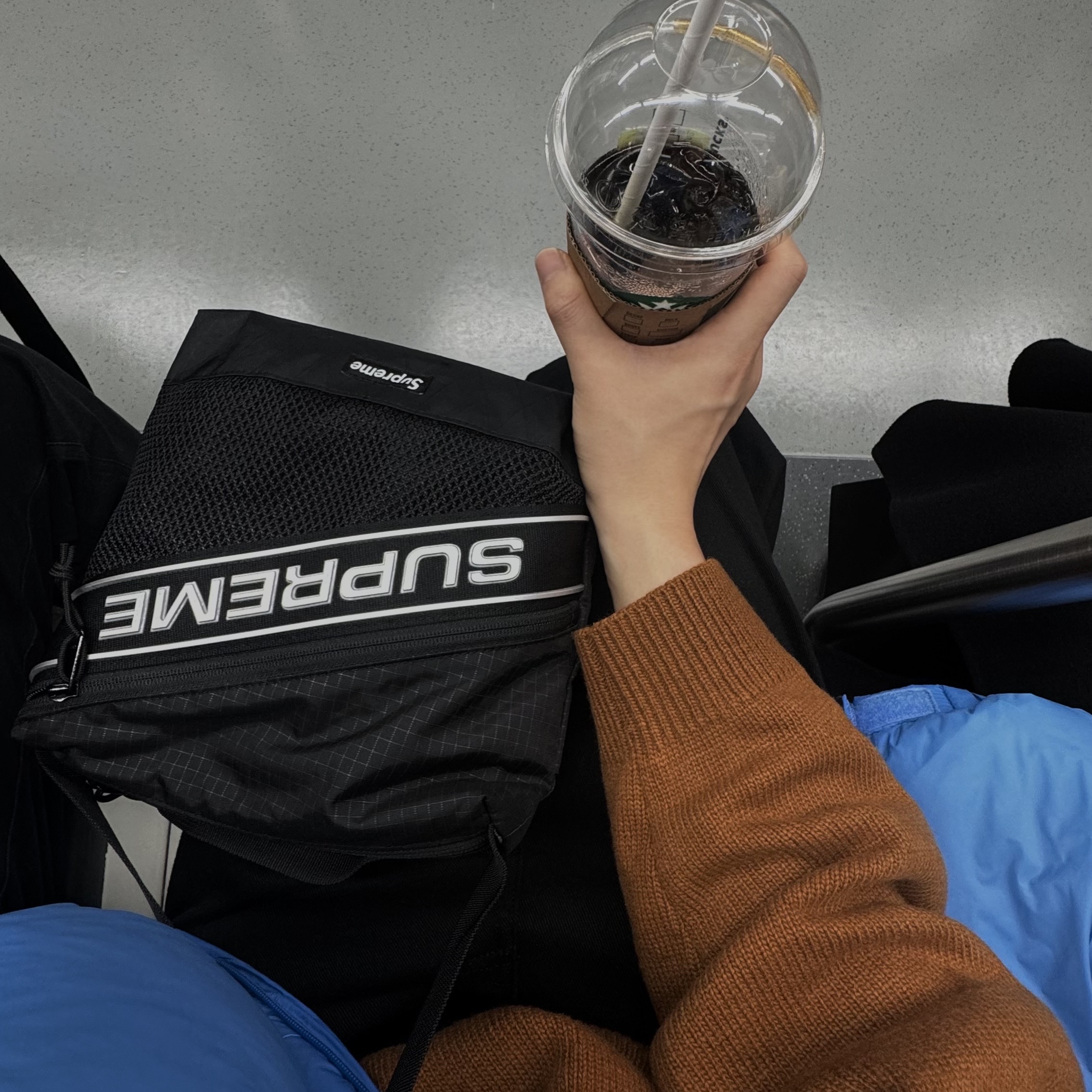 Supreme Shoulder Bag Black - 23FW 착용 스타일
