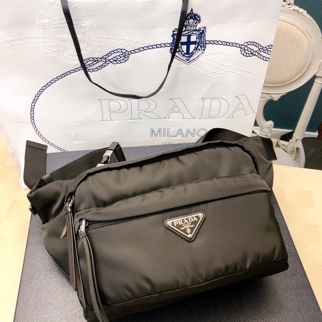 Prada Re-Nylon Leather Shoulder Bag Black 착용 스타일
