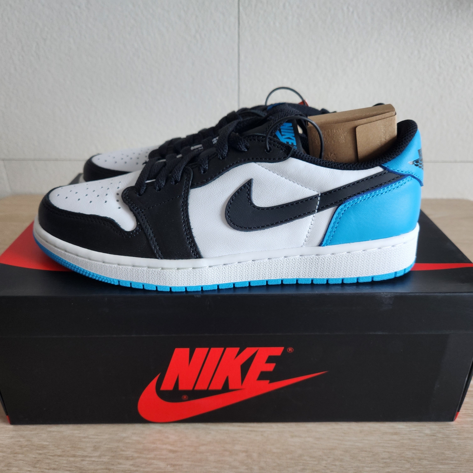 Jordan 1 Retro Low OG Black and Dark Powder Blue 착용 스타일