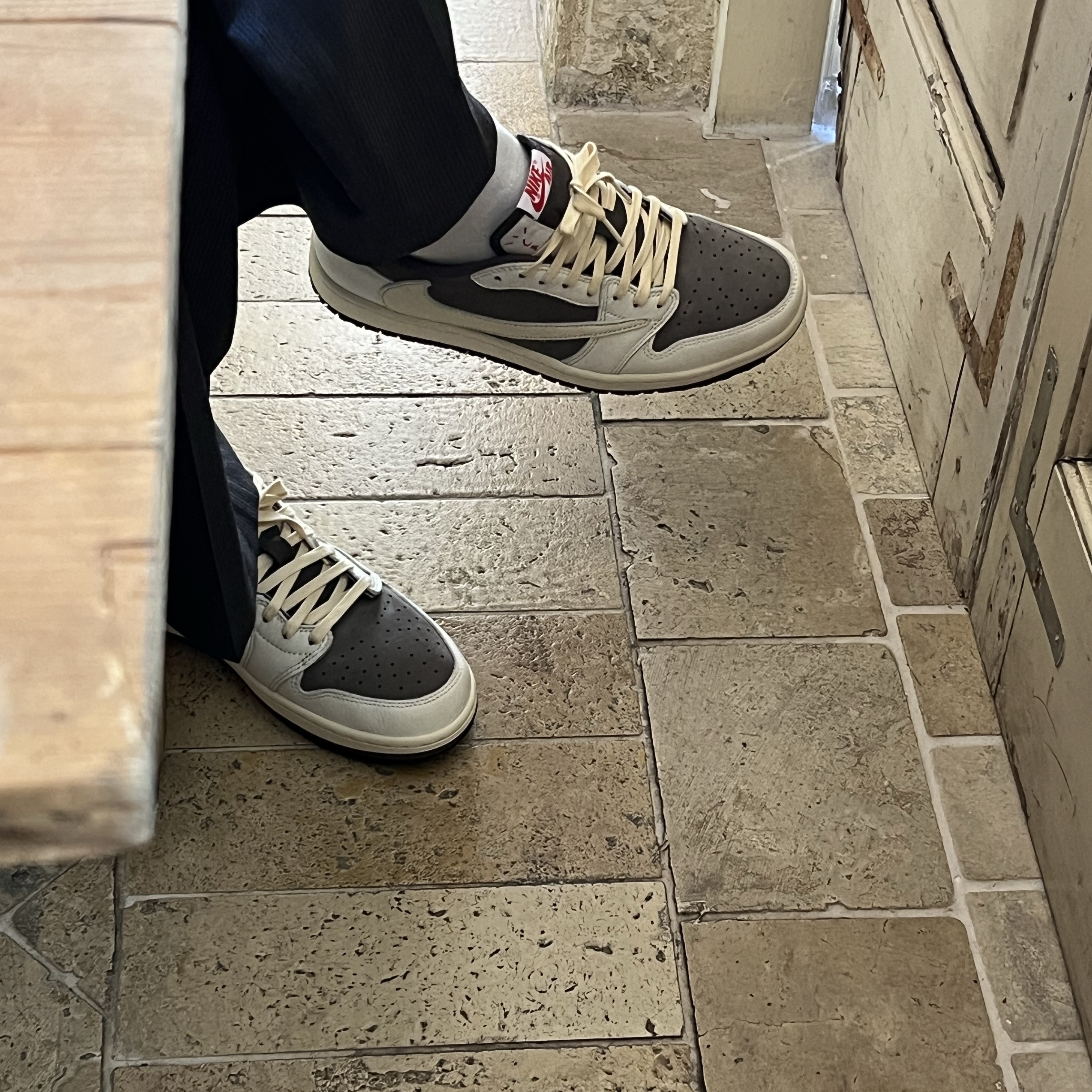 Jordan 1 x Travis Scott Retro Low OG SP Sail and Ridgerock 착용 스타일