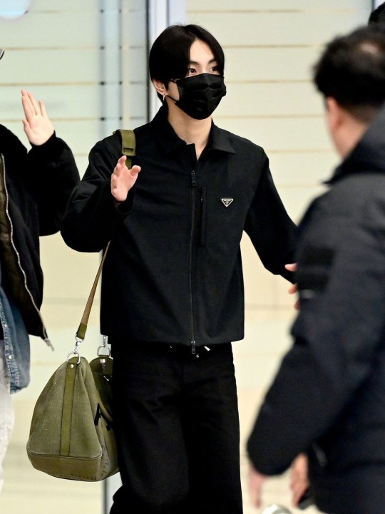 Prada Velvet Denim Blouson Jacket Black 착용 스타일