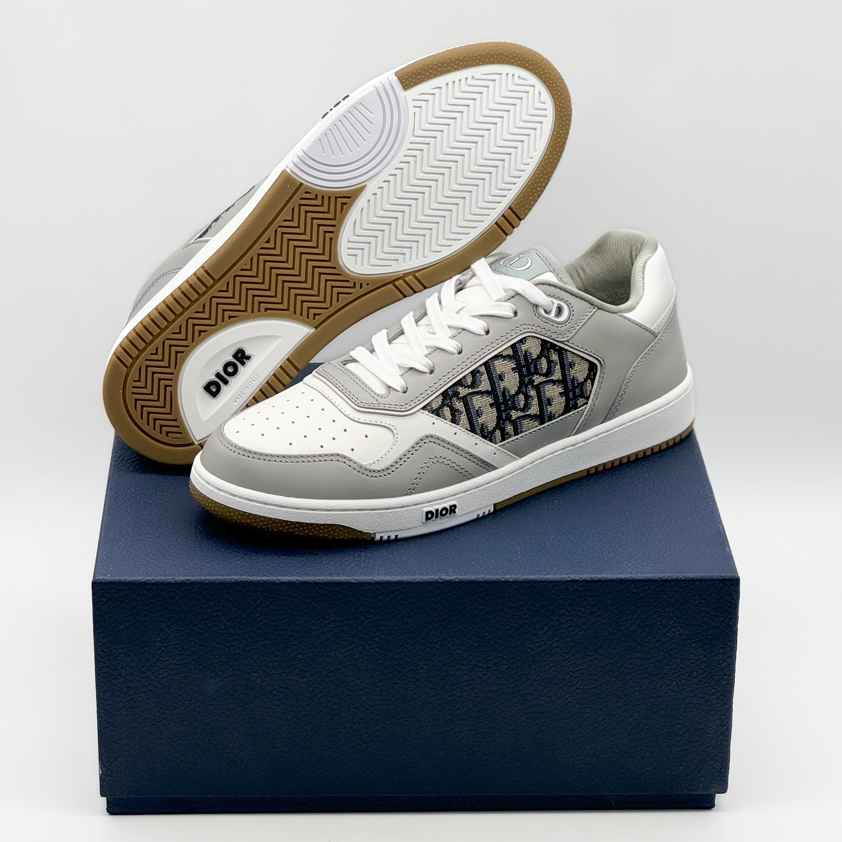 Dior B27 Low-Top Sneakers Gray 착용 스타일 - 1