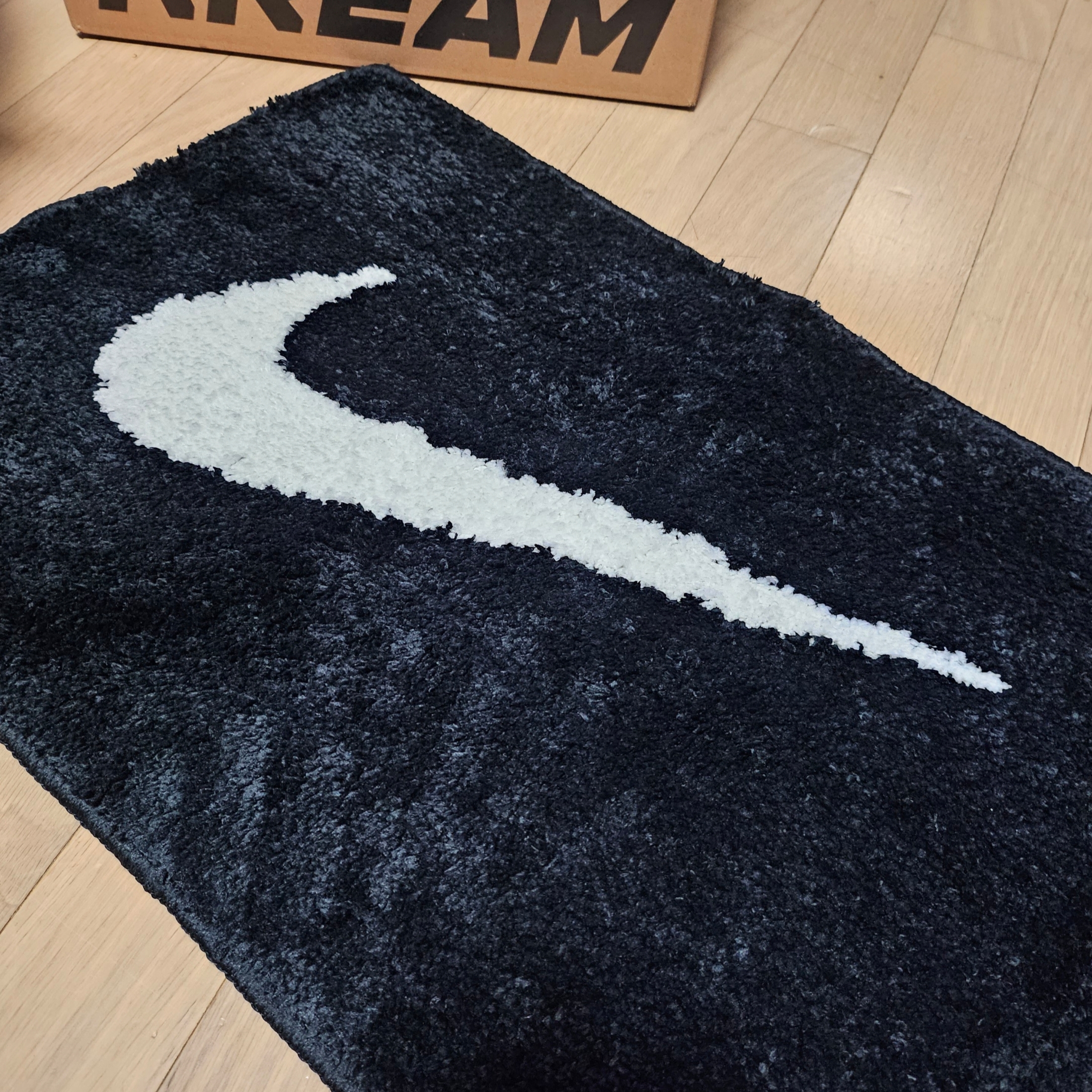 Nike Swoosh Rug Black White 착용 스타일
