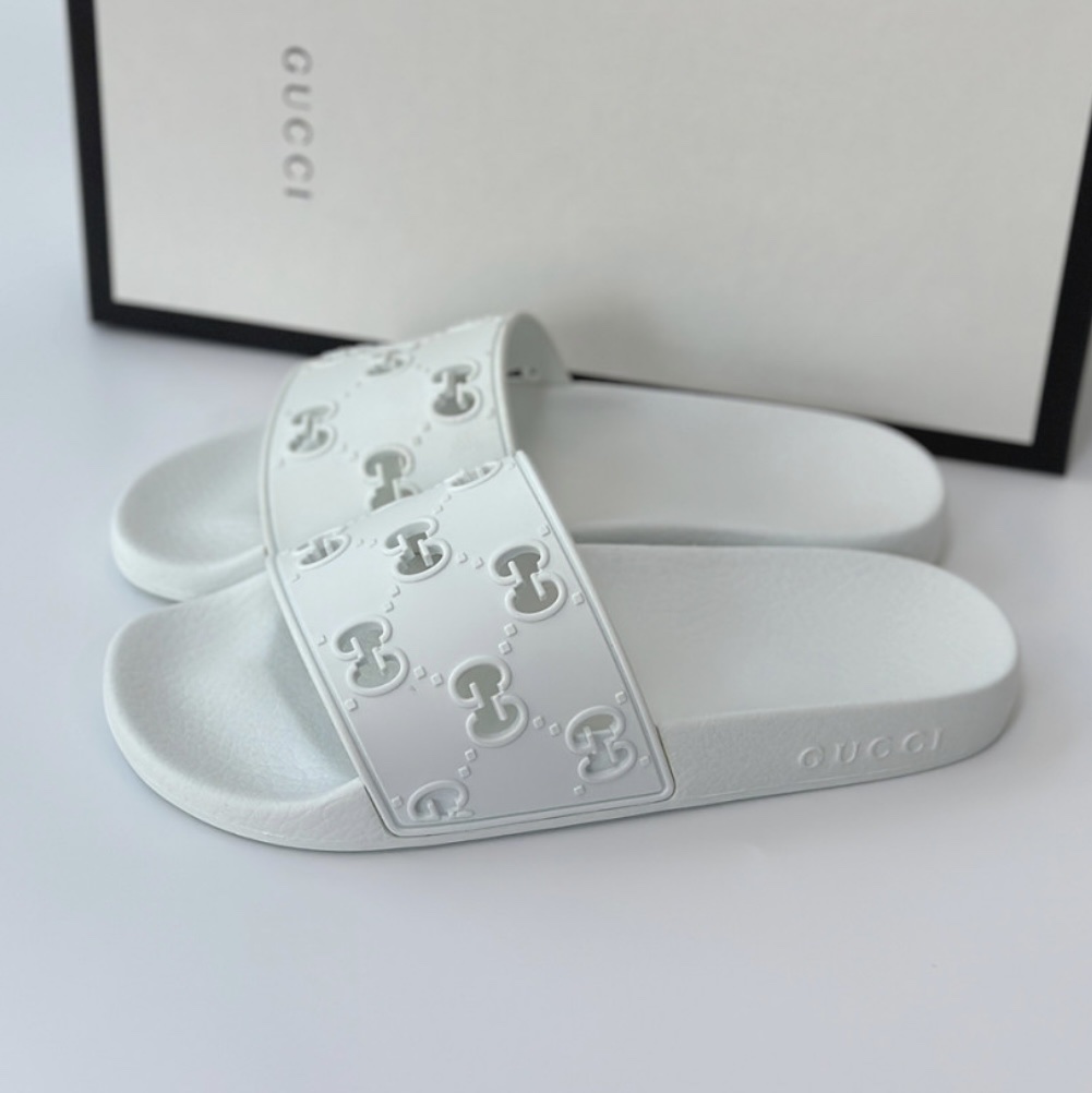 (W) Gucci GG Rubber Slide Sandal White 착용 스타일 - 2