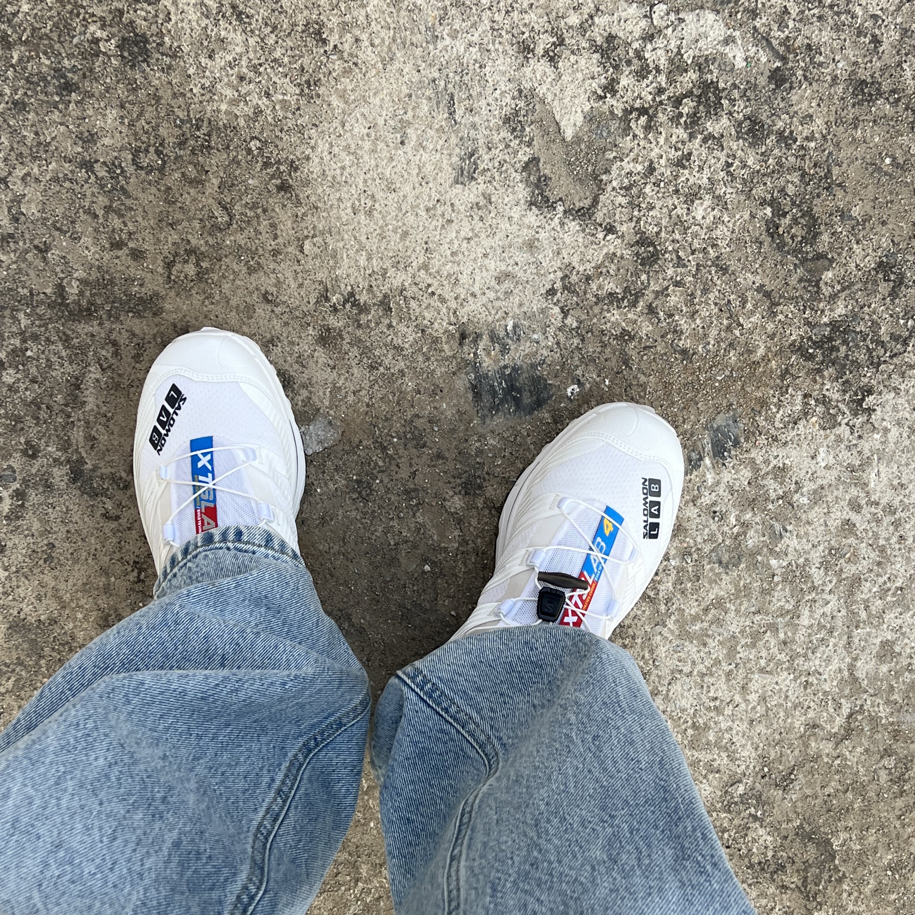 Salomon XT-4 White Lunar Rock 착용 스타일 - 2