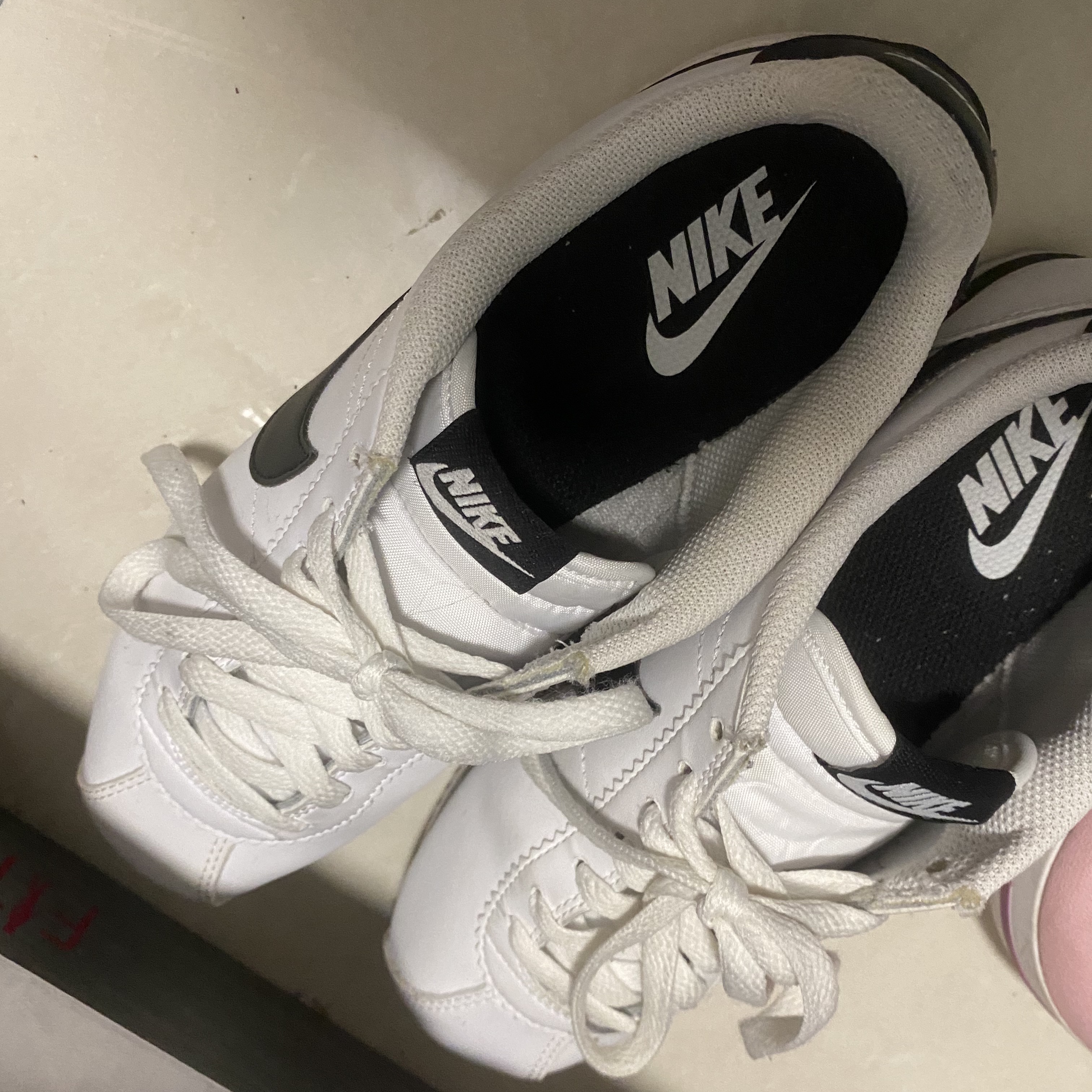 (W) Nike Cortez White and Black 착용 스타일