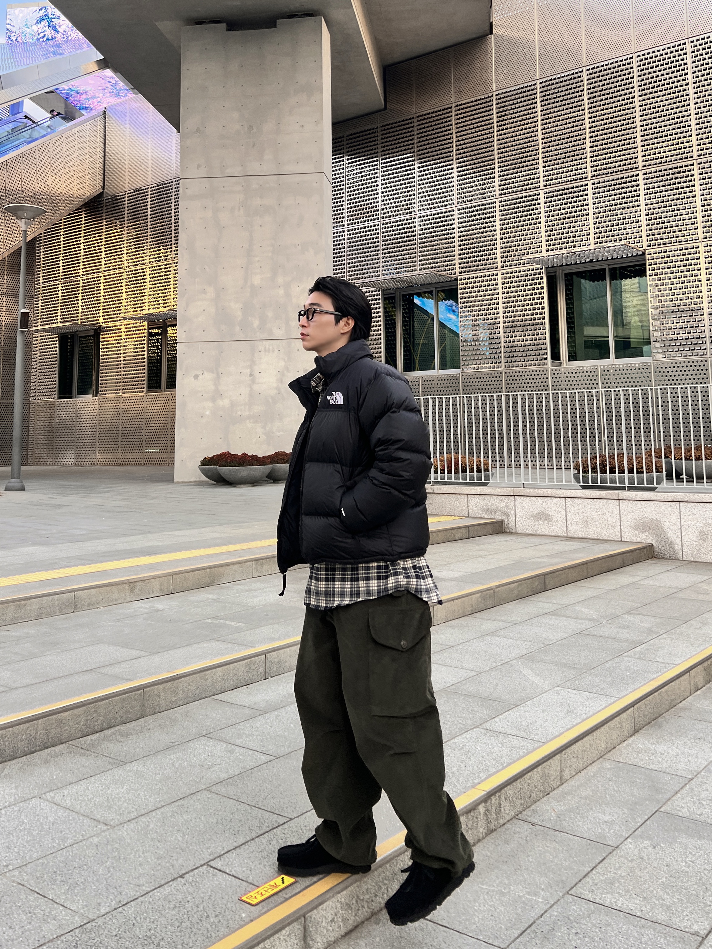 Clarks Wallabee Gore-Tex Black Suede, The North Face 1996 Retro Nuptse Down Jacket TNF Black 착용 스타일 - 2