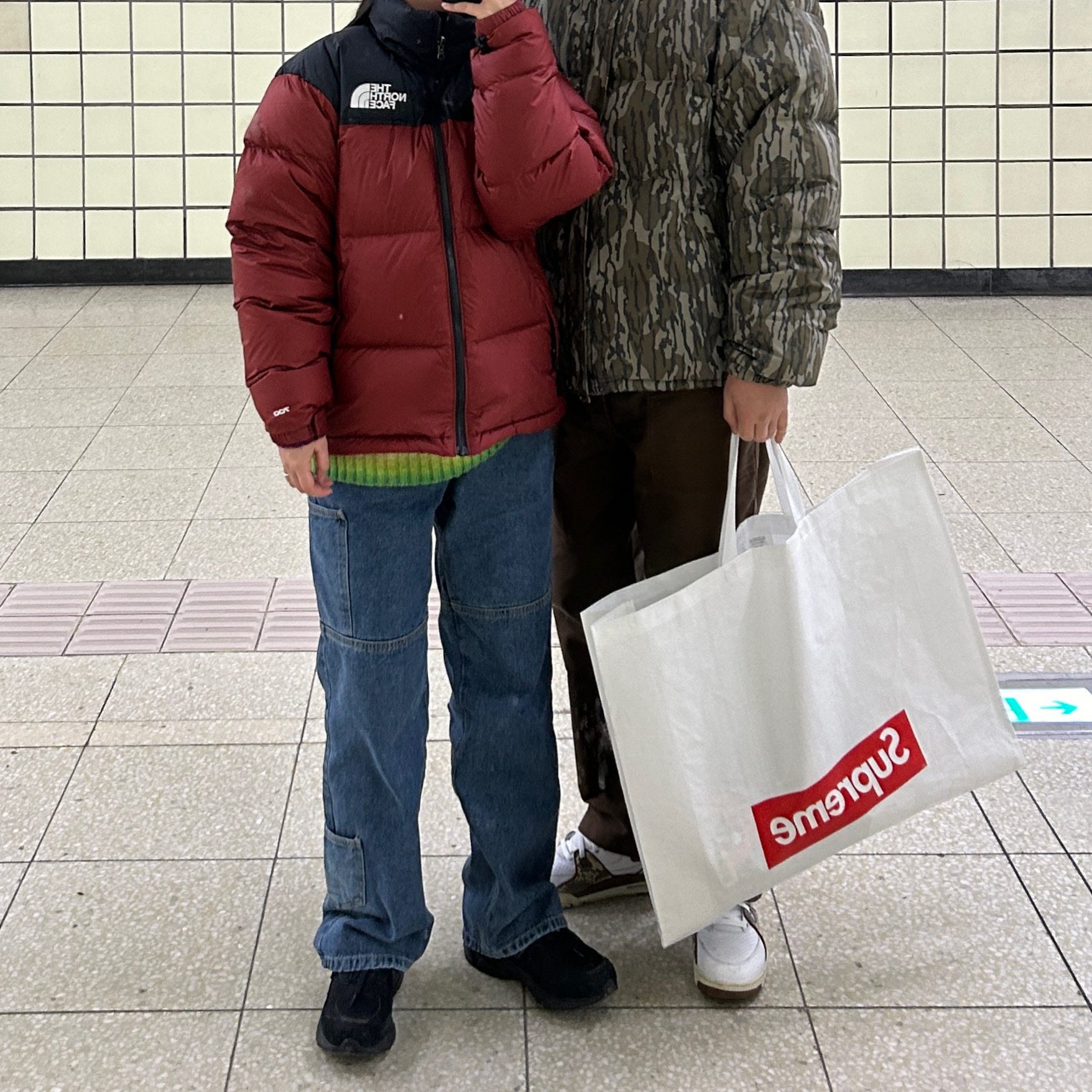 The North Face 1996 Retro Nuptse Jacket Brick House Red, Stussy Mossy Oak Down Puffer Jacket Camo 착용 스타일 - 1
