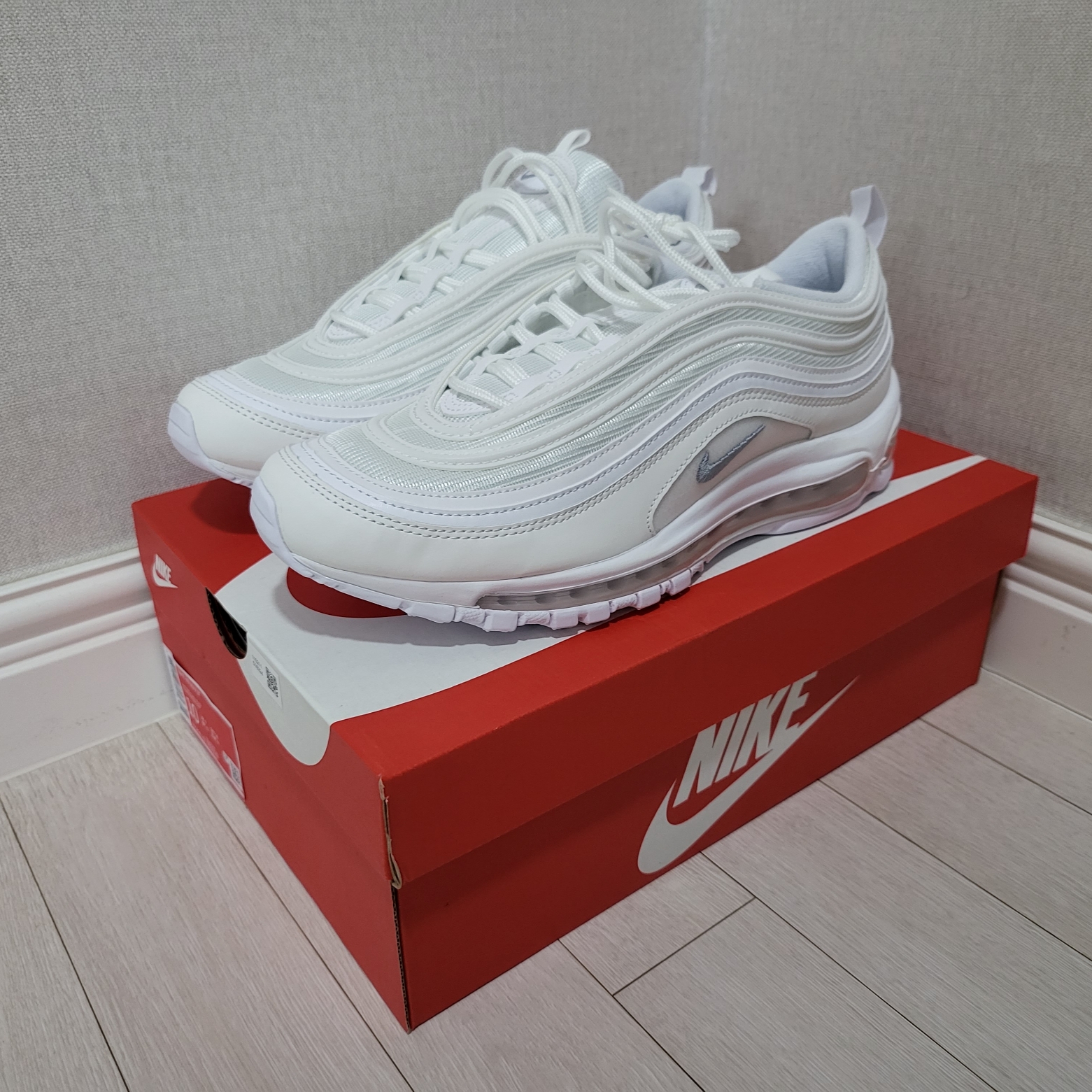Nike Air Max 97 Triple White Wolf Grey 착용 스타일