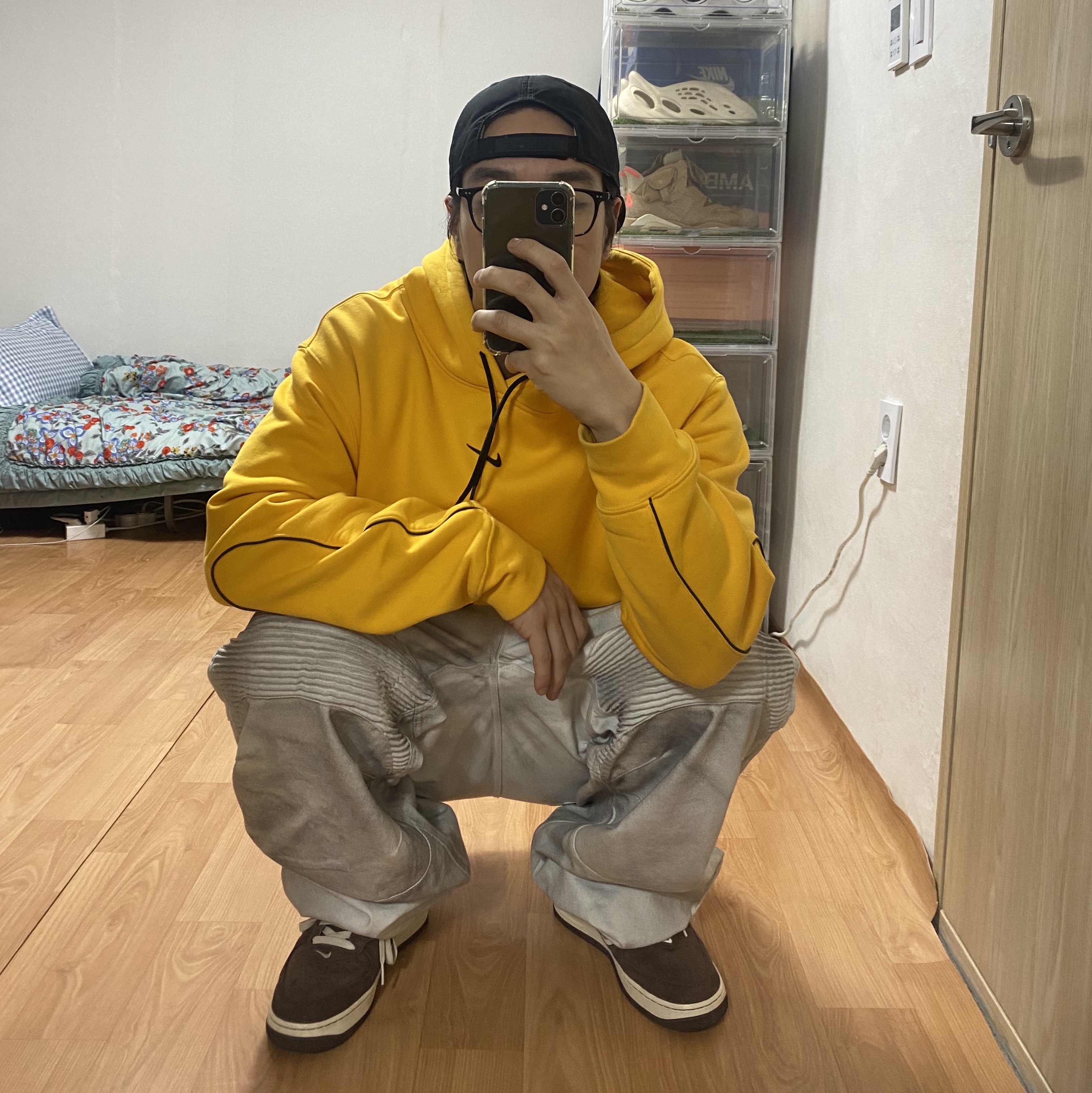Nike x Drake Nocta Essential Hoodie University Gold - US/EU, Nike Air Force 1 Mid '07 QS Chocolate 착용 스타일