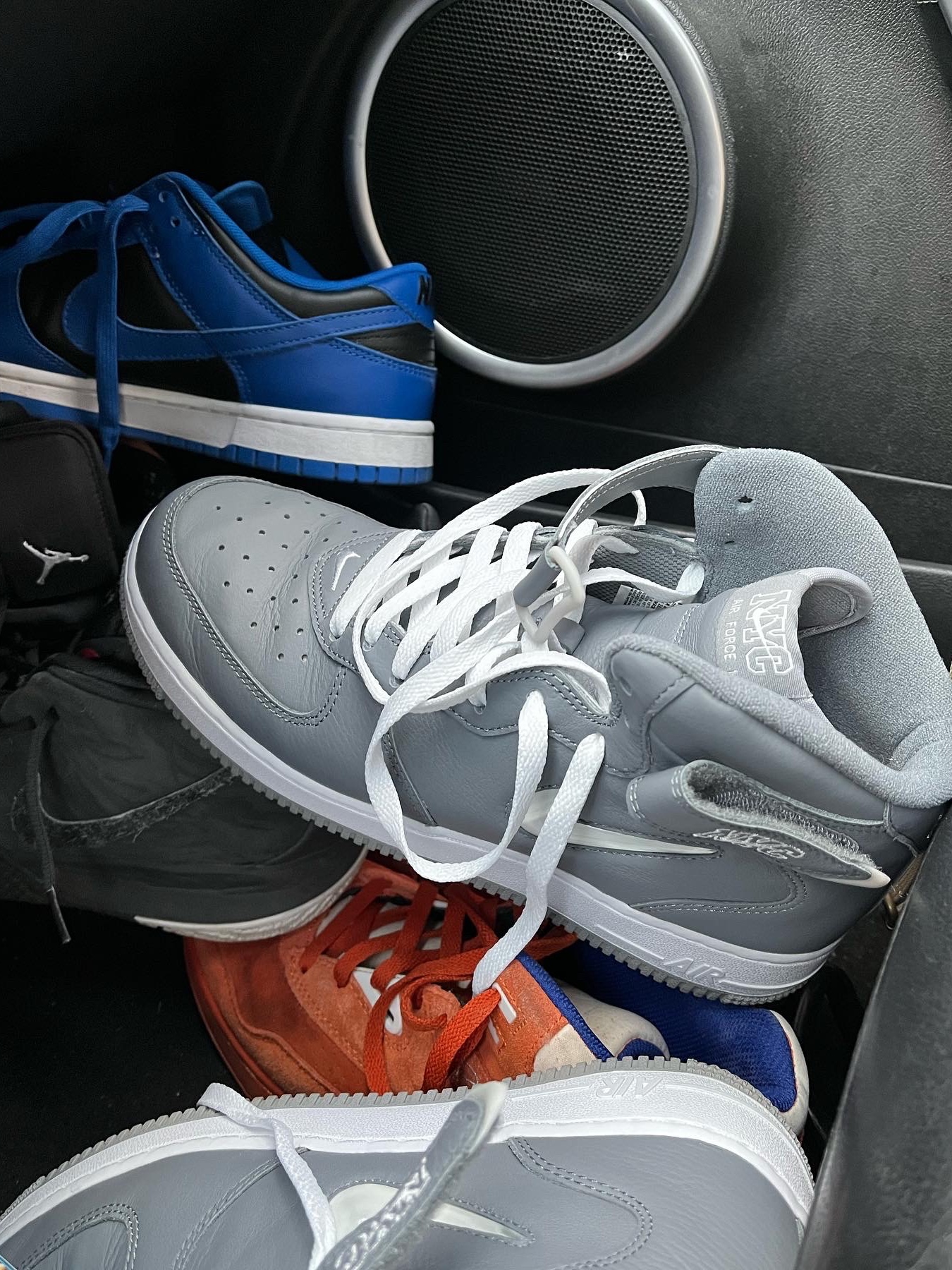 Nike Air Force 1 Mid QS NYC Cool Grey 착용 스타일 - 1