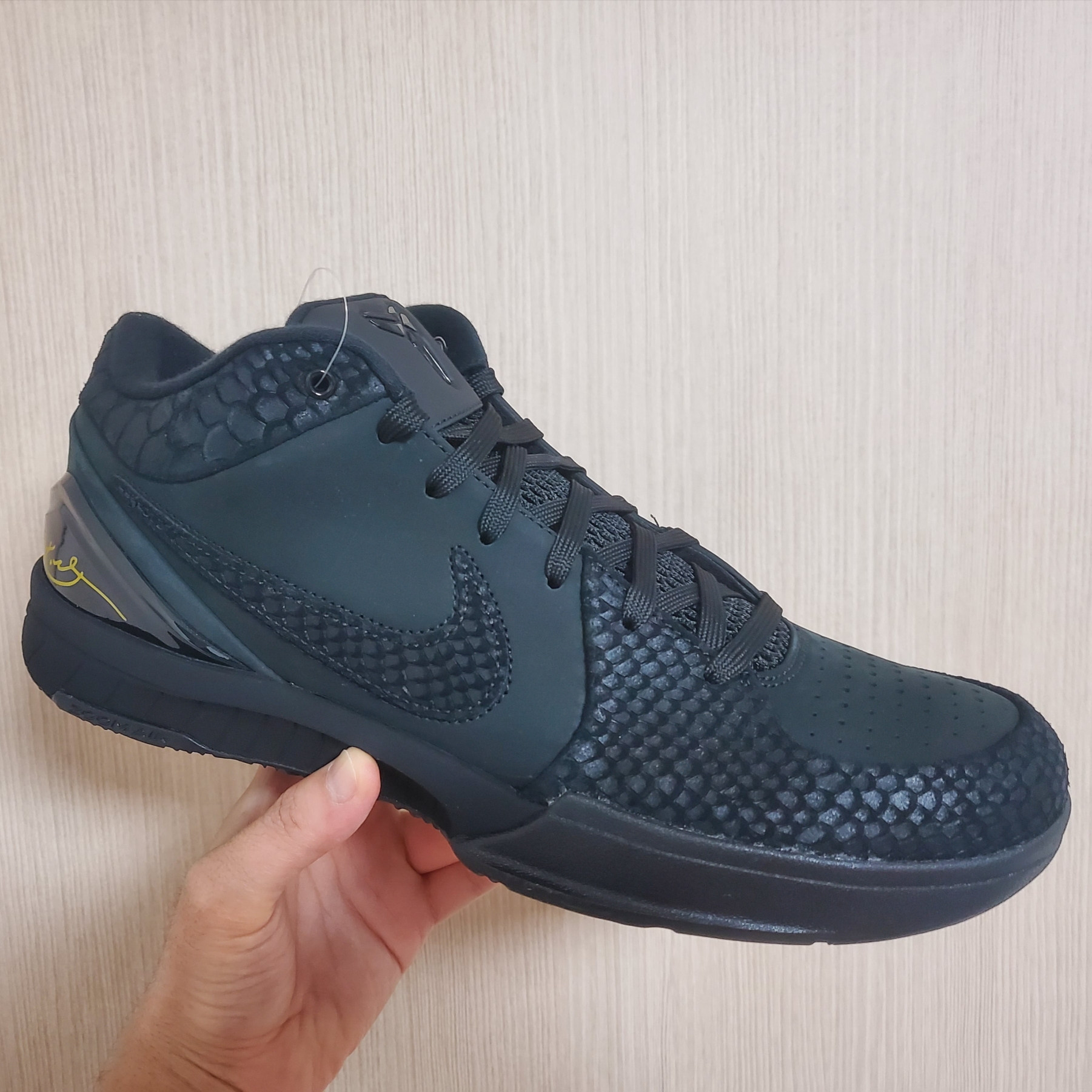 Nike Kobe 4 Protro Black University Gold 착용 스타일
