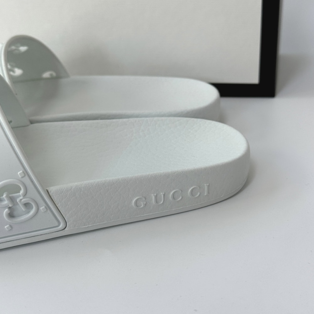 (W) Gucci GG Rubber Slide Sandal White 착용 스타일 - 3