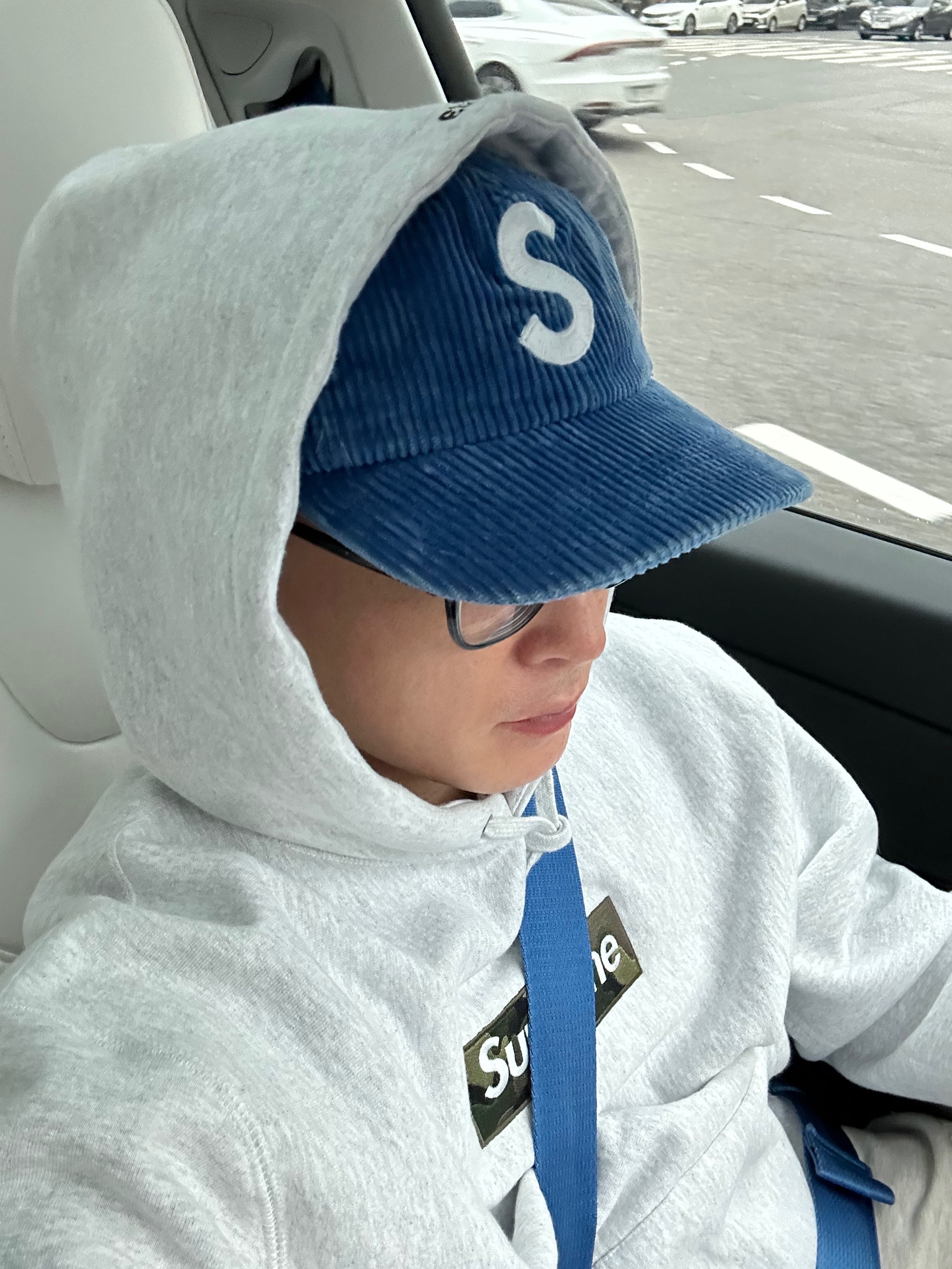 Supreme Box Logo Hooded Sweatshirt Ash Grey - 23FW, Supreme Corduroy S Logo 6-Panel Royal - 23FW 착용 스타일
