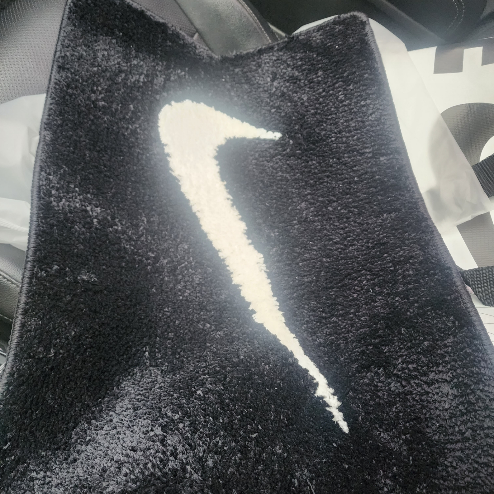 Nike Swoosh Rug Black White 착용 스타일 - 3
