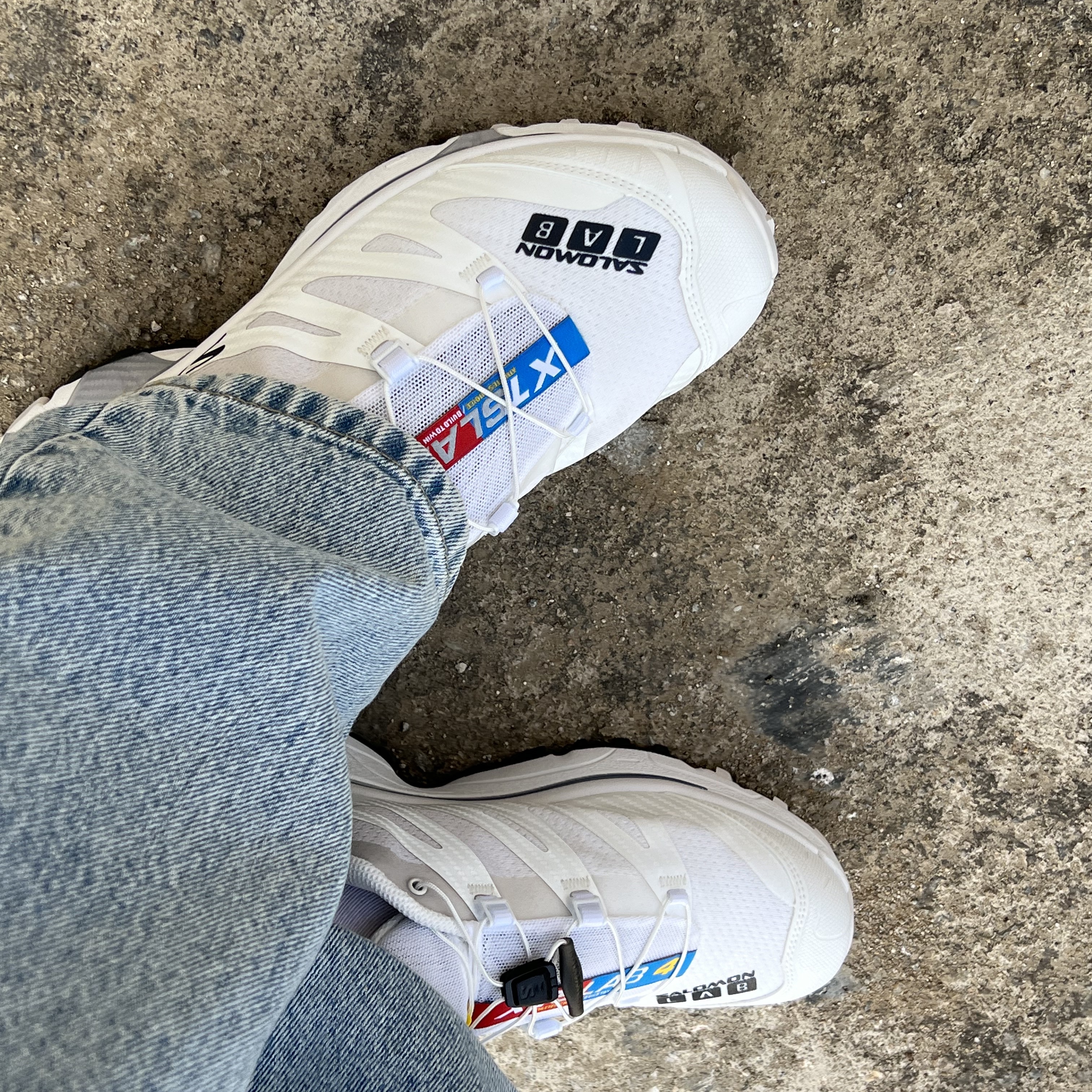 Salomon XT-4 White Lunar Rock 착용 스타일 - 1