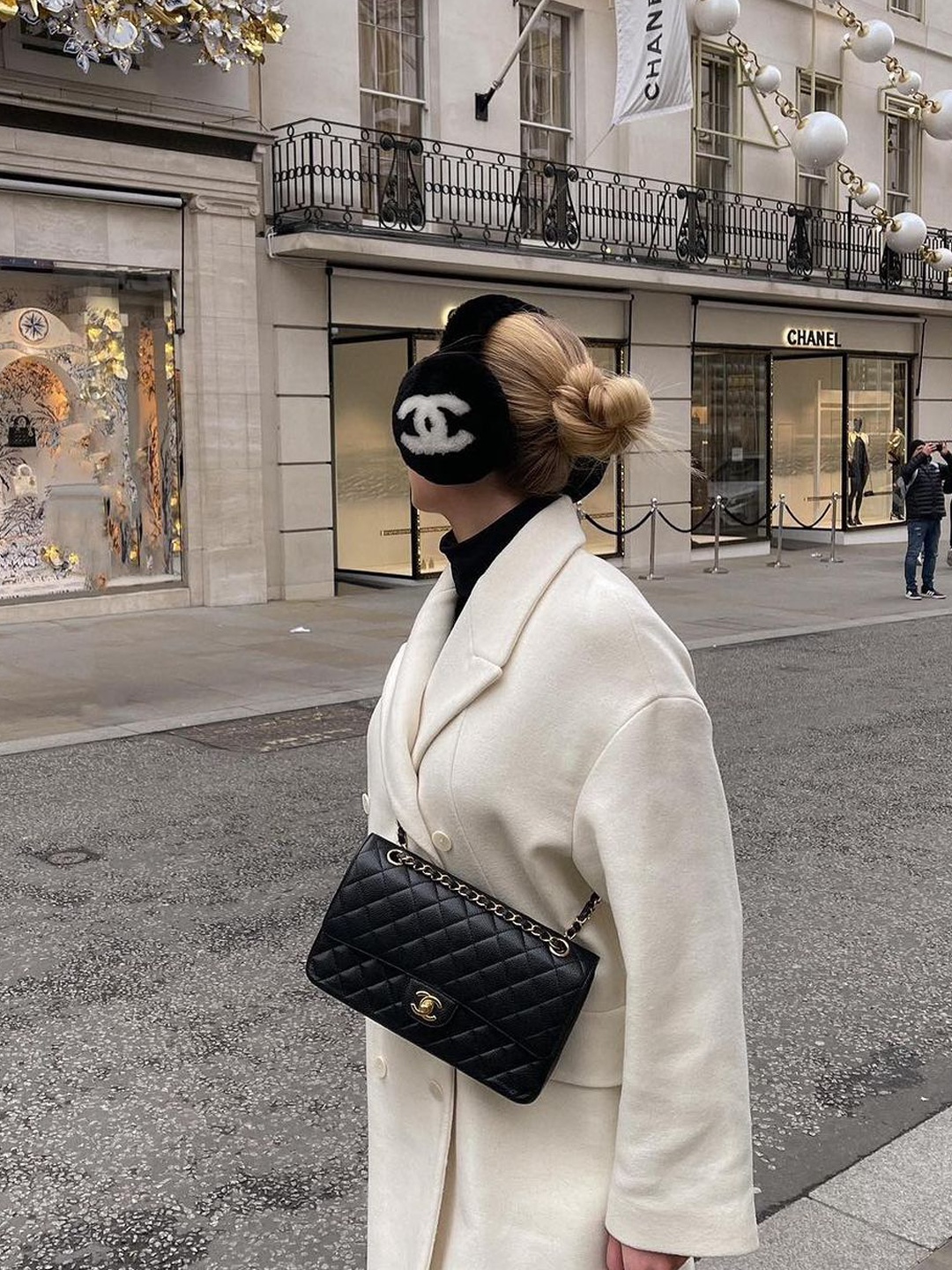 Chanel Earmuffs Shearling Lambskin Black White 착용 스타일 - 3