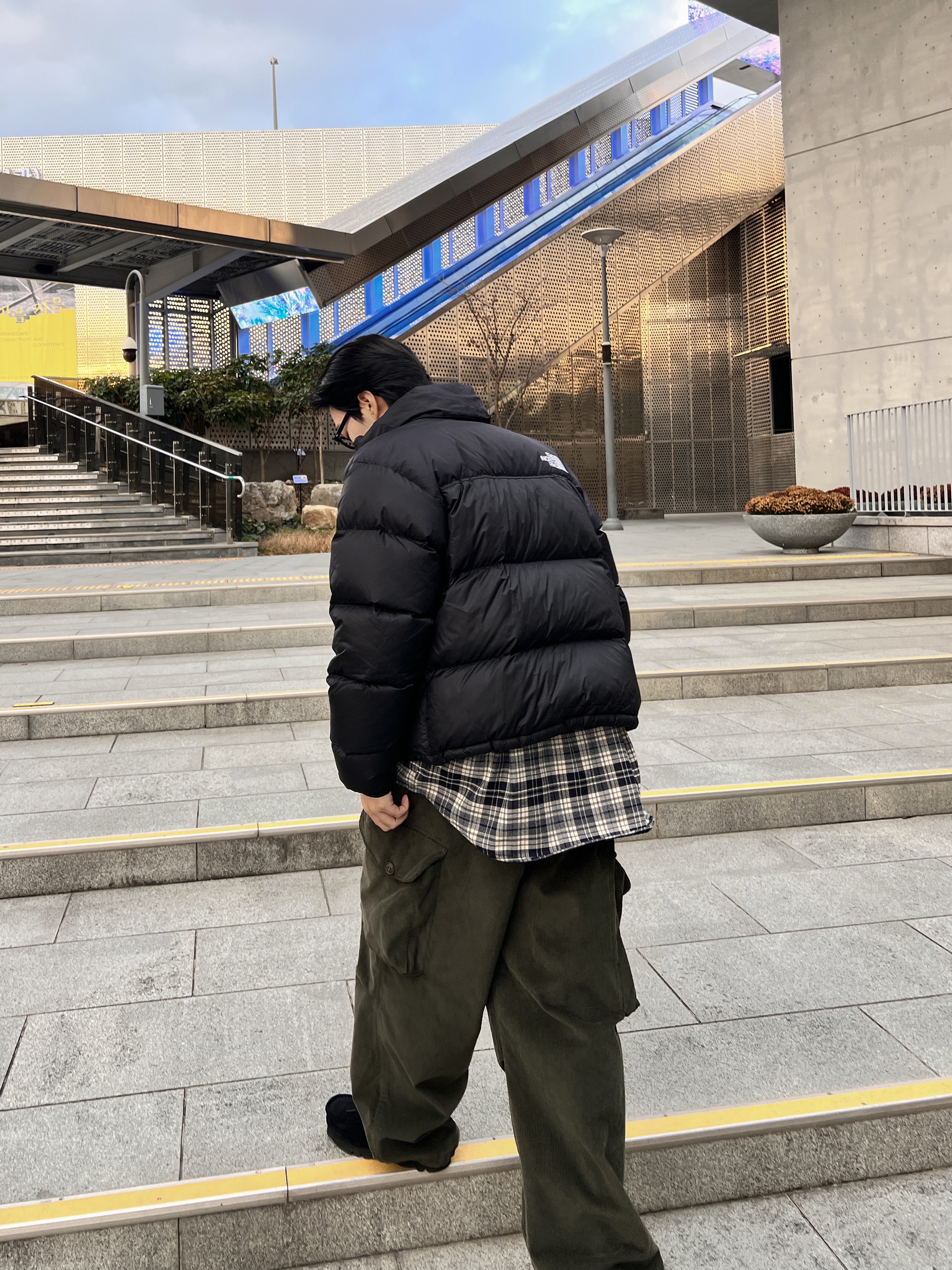 Clarks Wallabee Gore-Tex Black Suede, The North Face 1996 Retro Nuptse Down Jacket TNF Black 착용 스타일 - 1