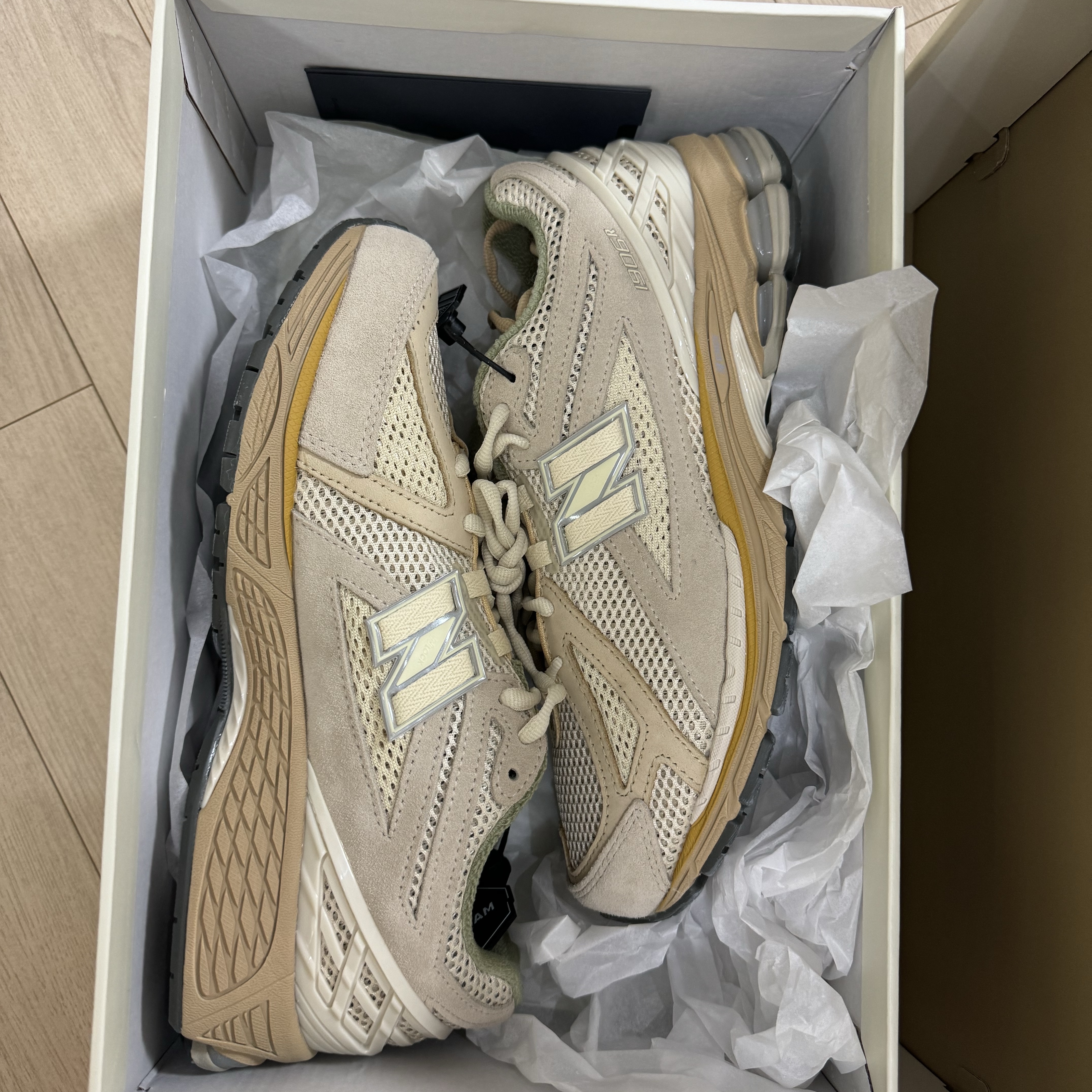 New Balance x Auralee 1906R Bone White 착용 스타일