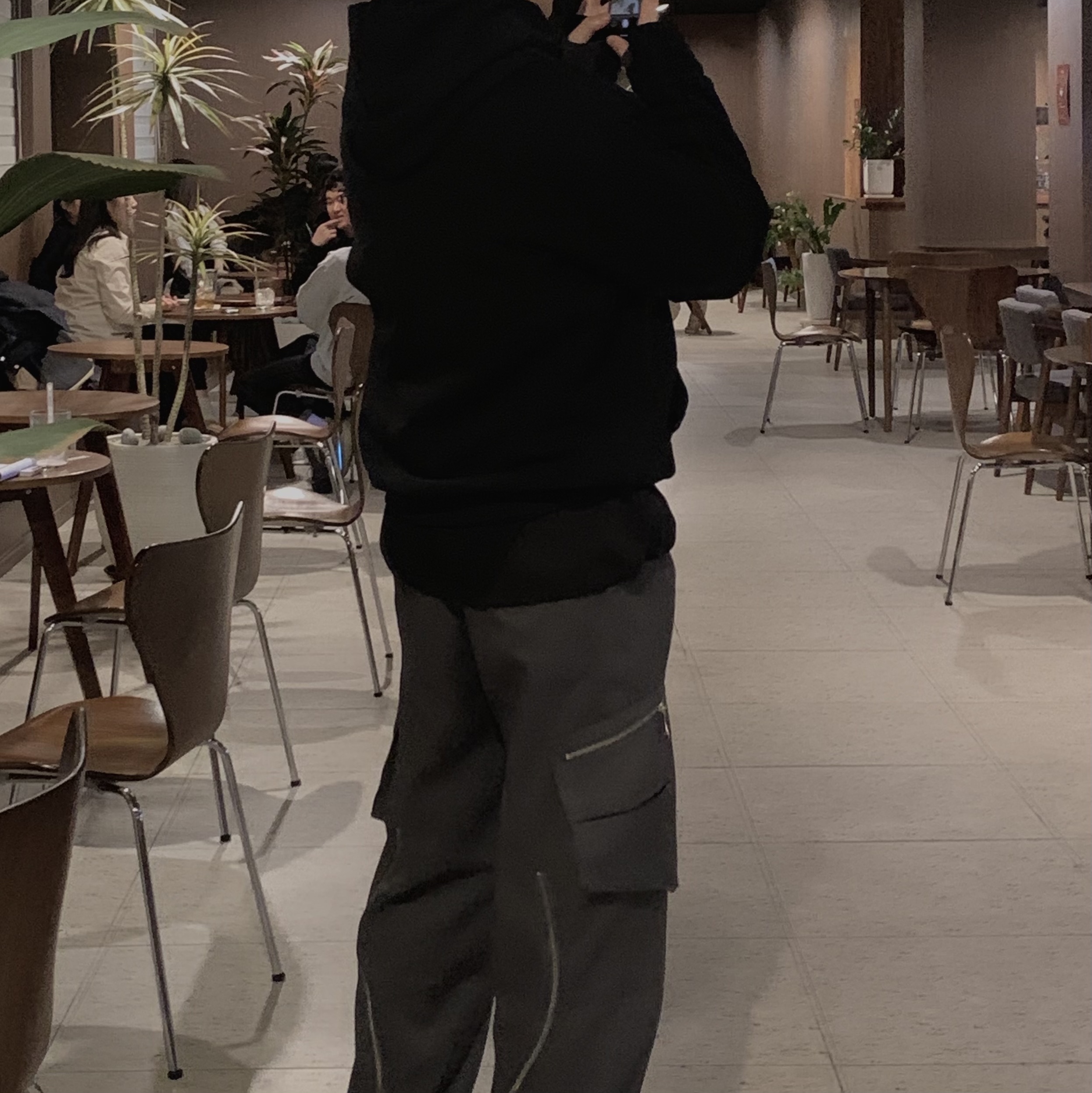 큐레이티드 퍼레이드 플로우 트라우저 다크 그레이, 아식스 x 키코 코스타디노브 노발리스 젤 테레모아 자바 퓨터 퍼플 착용 스타일 - 1
