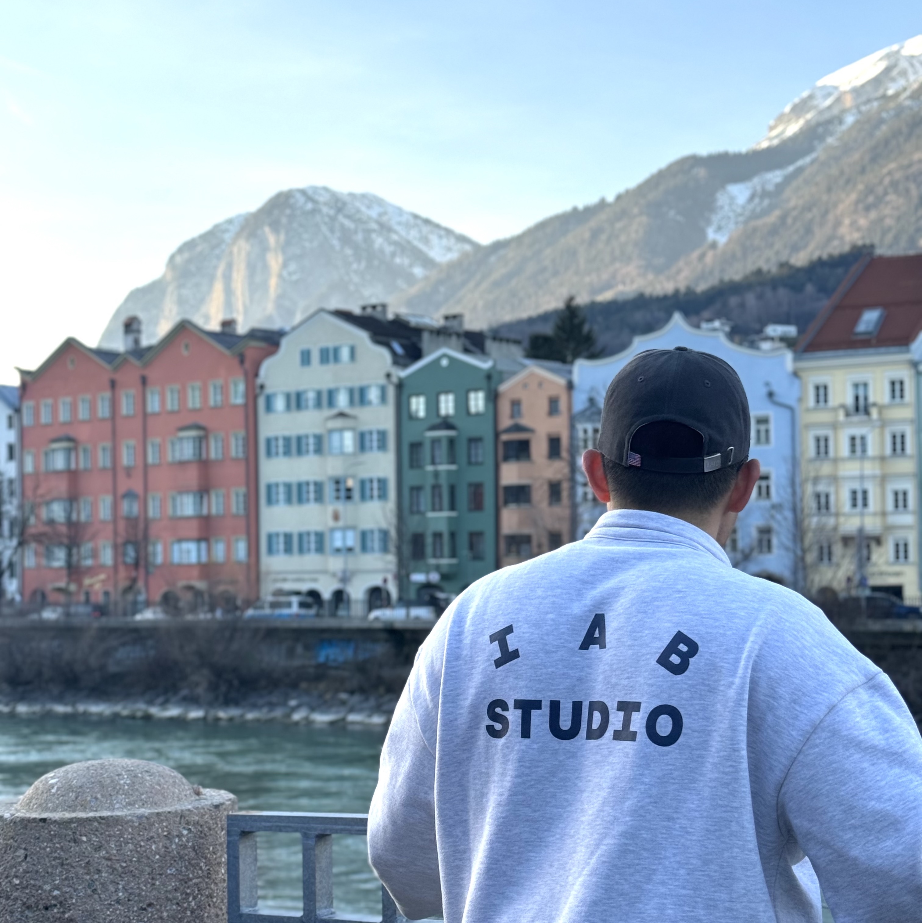 IAB Studio Half Zip Pullover Light Gray 착용 스타일