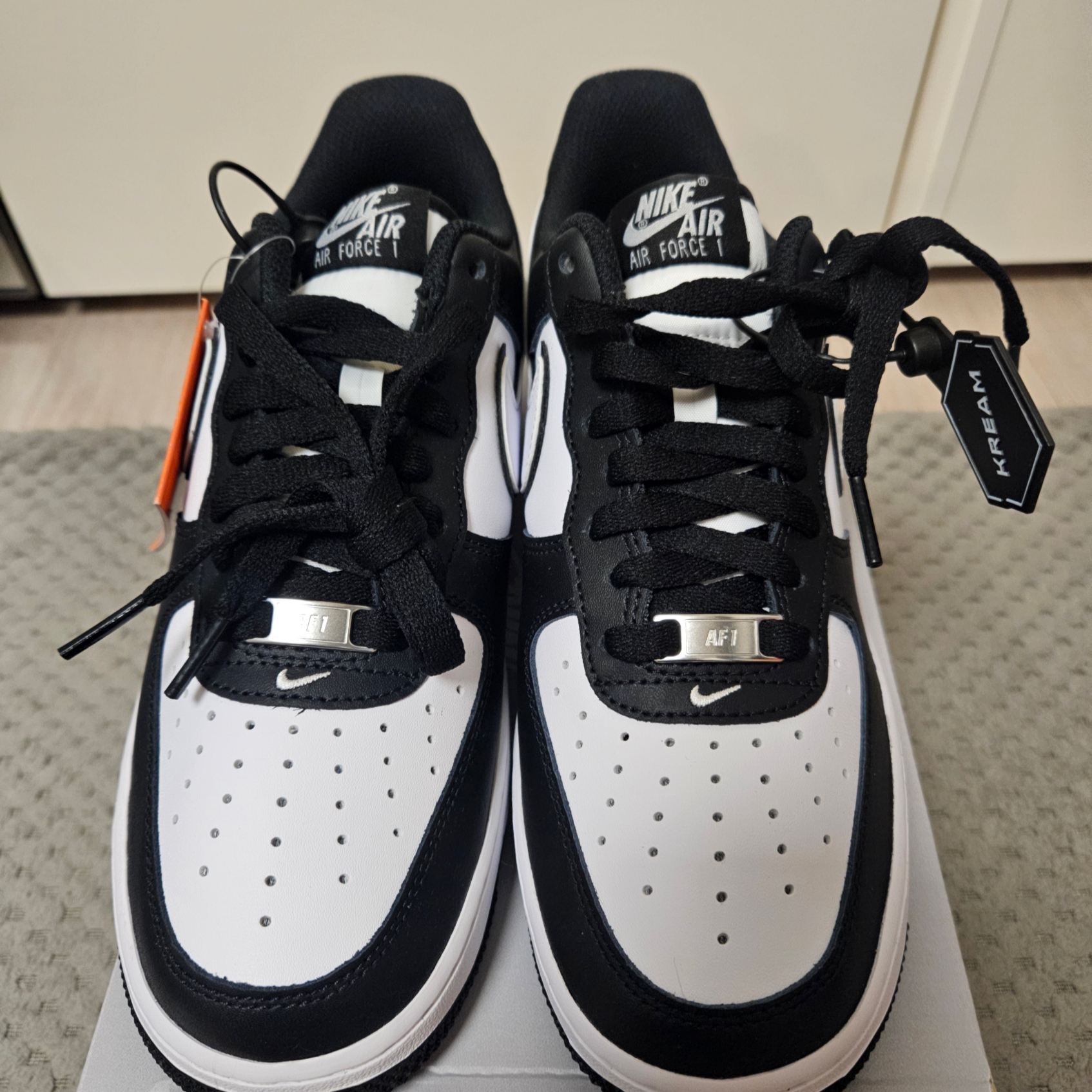Nike Air Force 1 '07 Black White 착용 스타일 - 1
