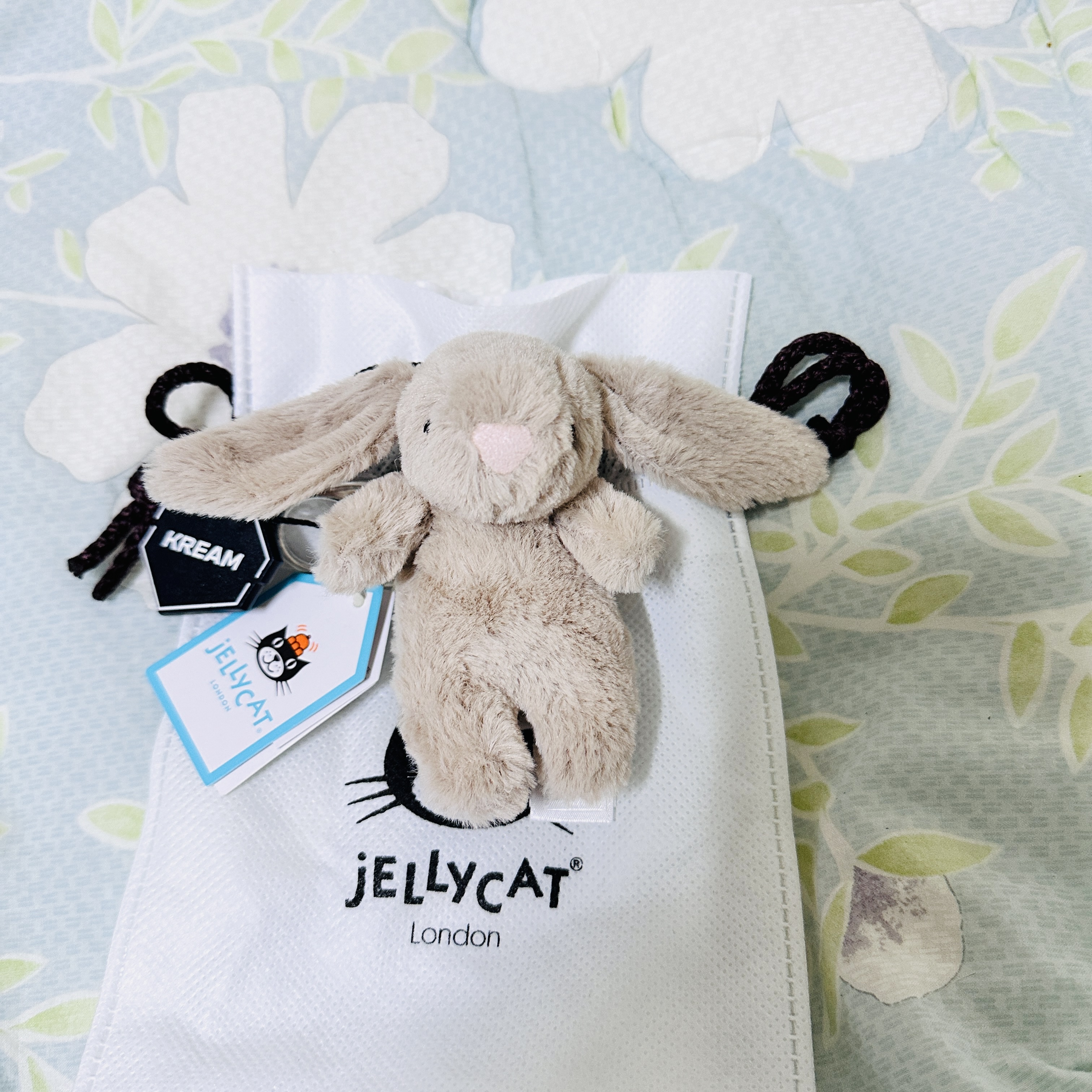 Jellycat Bashful Bunny Bag Charm Beige 착용 스타일 - 2