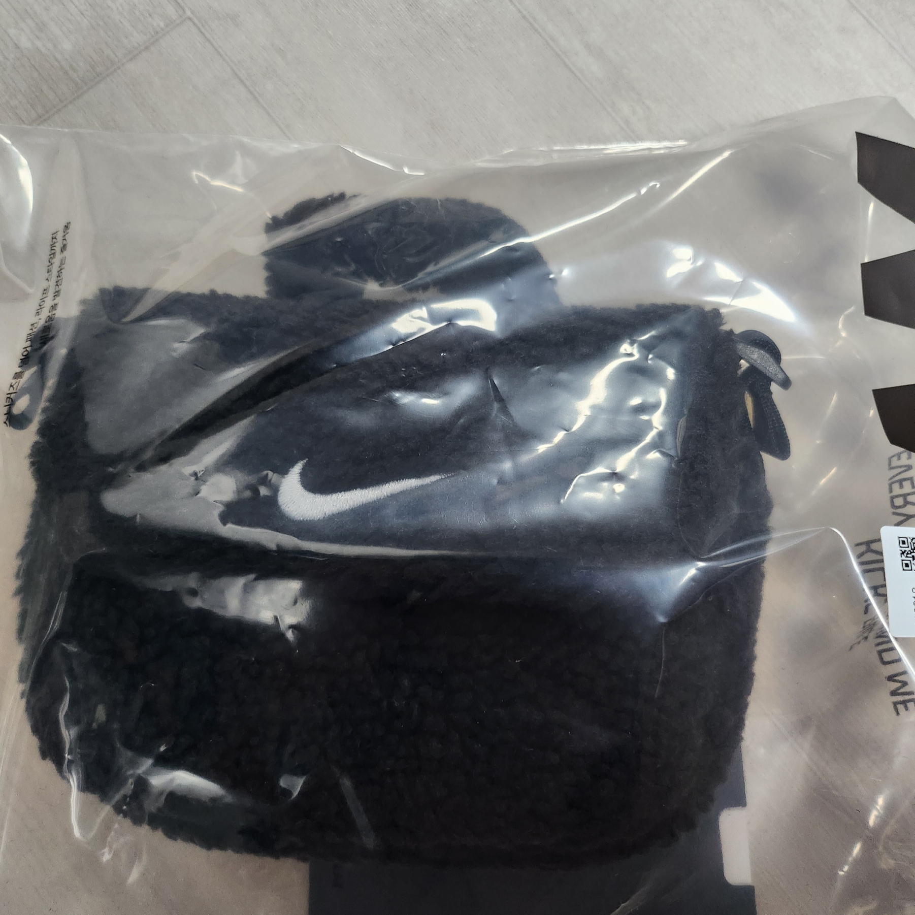 (Kids) Nike NSW Faux Fur Crossbody Bag Black 착용 스타일