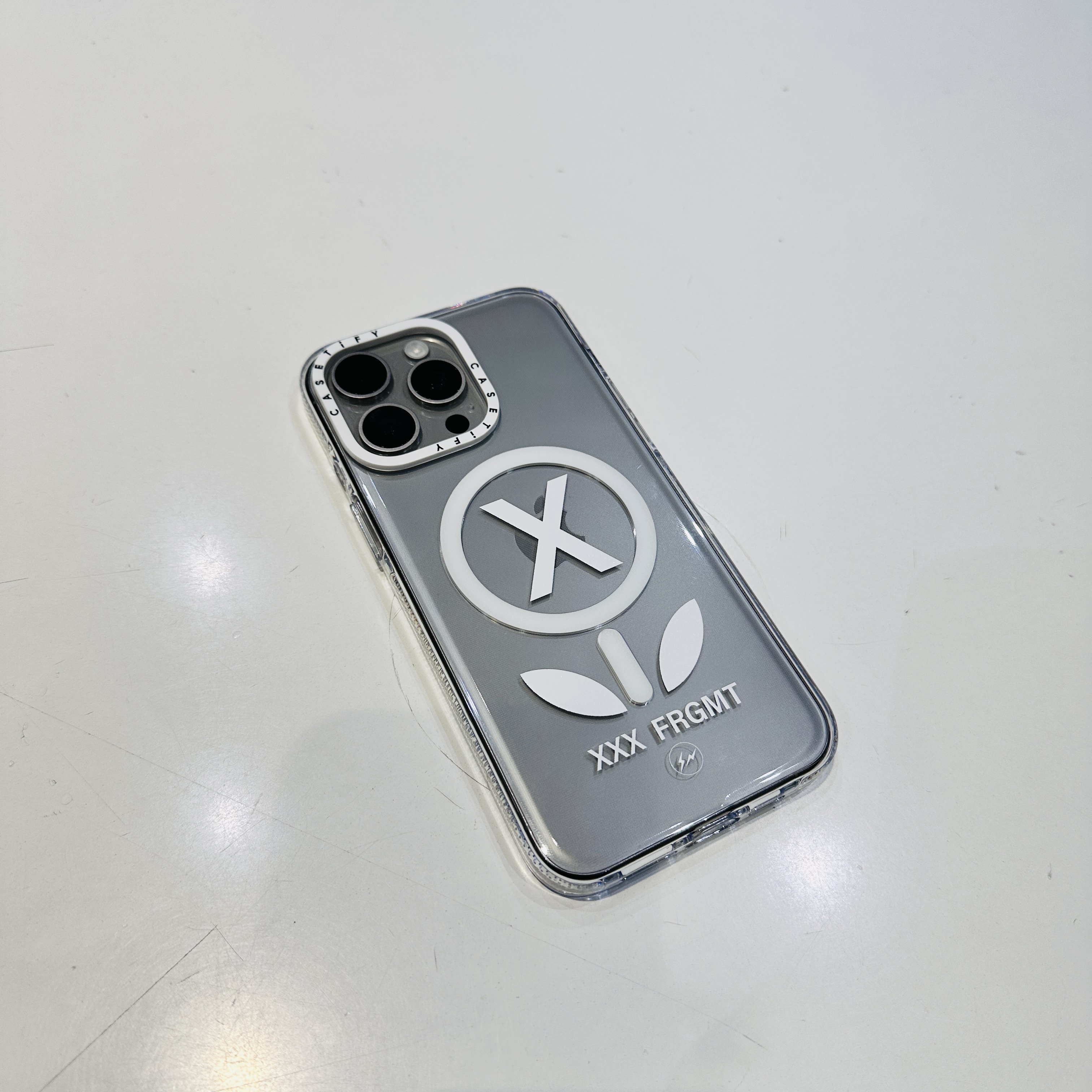 Casetify x Fragment x God Selection XXX Flower White iphone Magsafe Case Clear White Camera Ring 착용 스타일 - 2