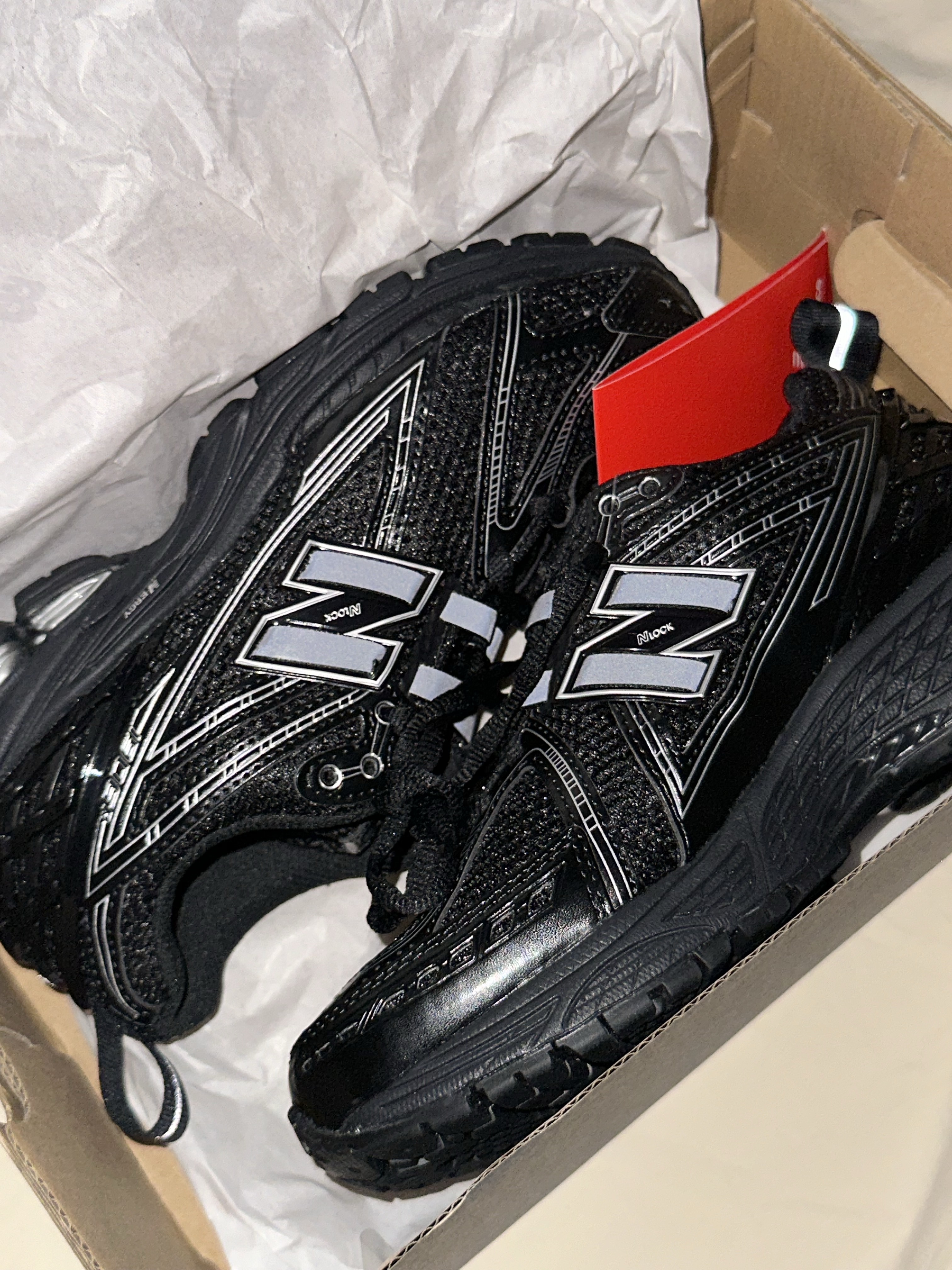 New Balance 1906R Black Silver Metallic 착용 스타일