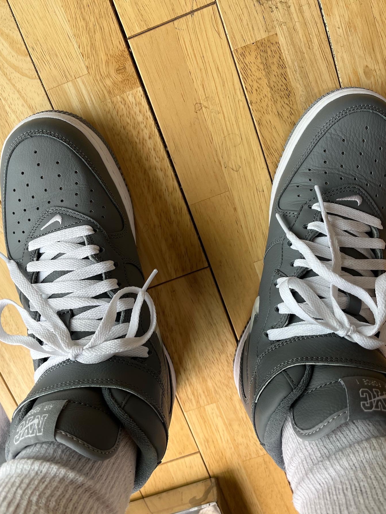 Nike Air Force 1 Mid QS NYC Cool Grey 착용 스타일 - 4
