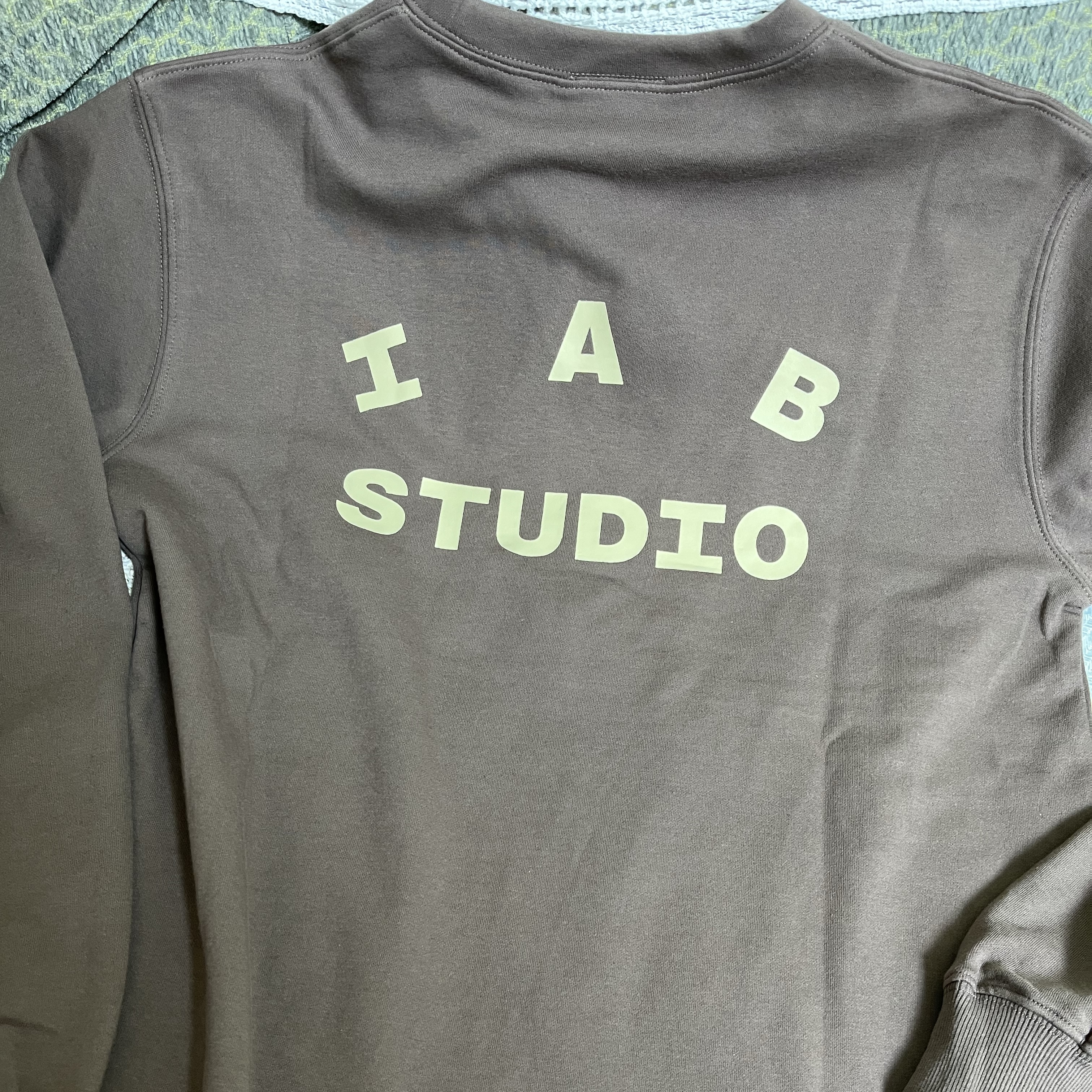 IAB Studio Long Sleeve Choco Cream 착용 스타일