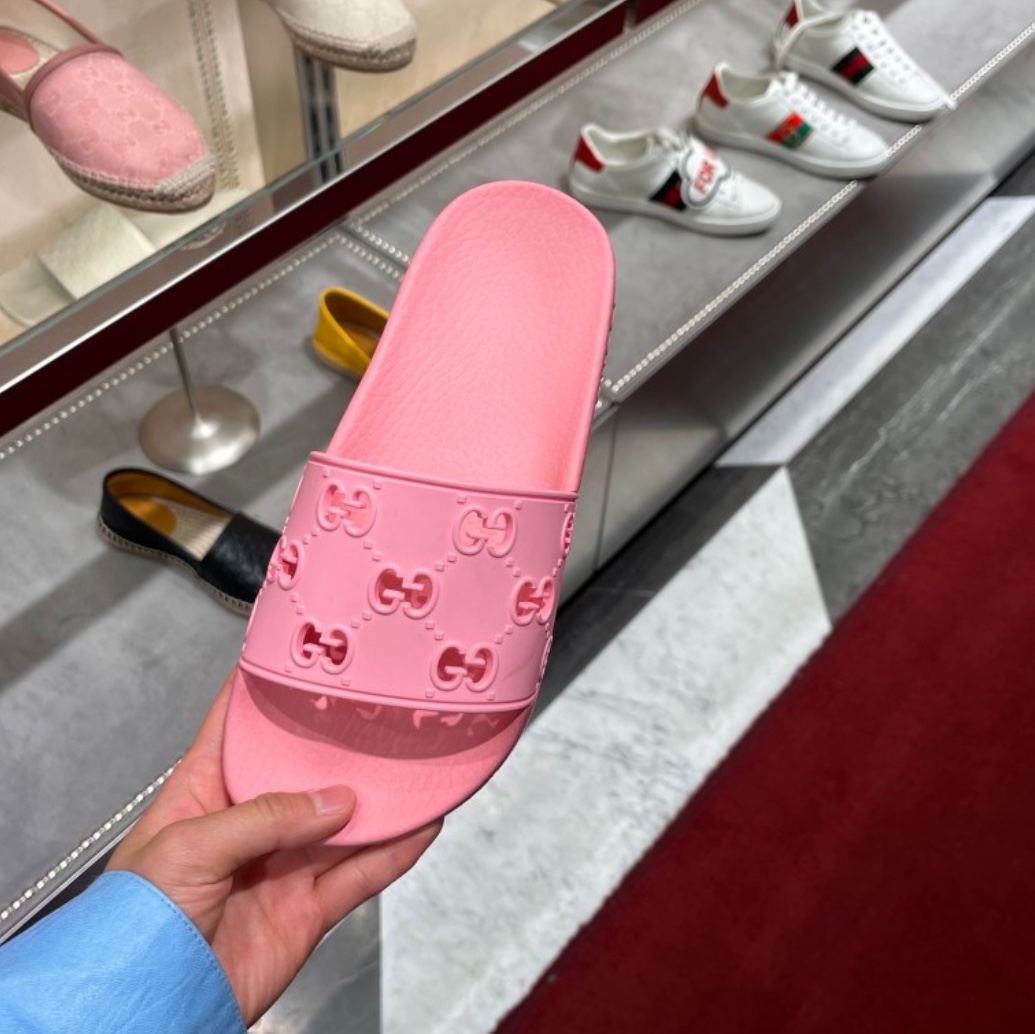 (W) Gucci GG Rubber Slide Sandal Pink 착용 스타일 - 2