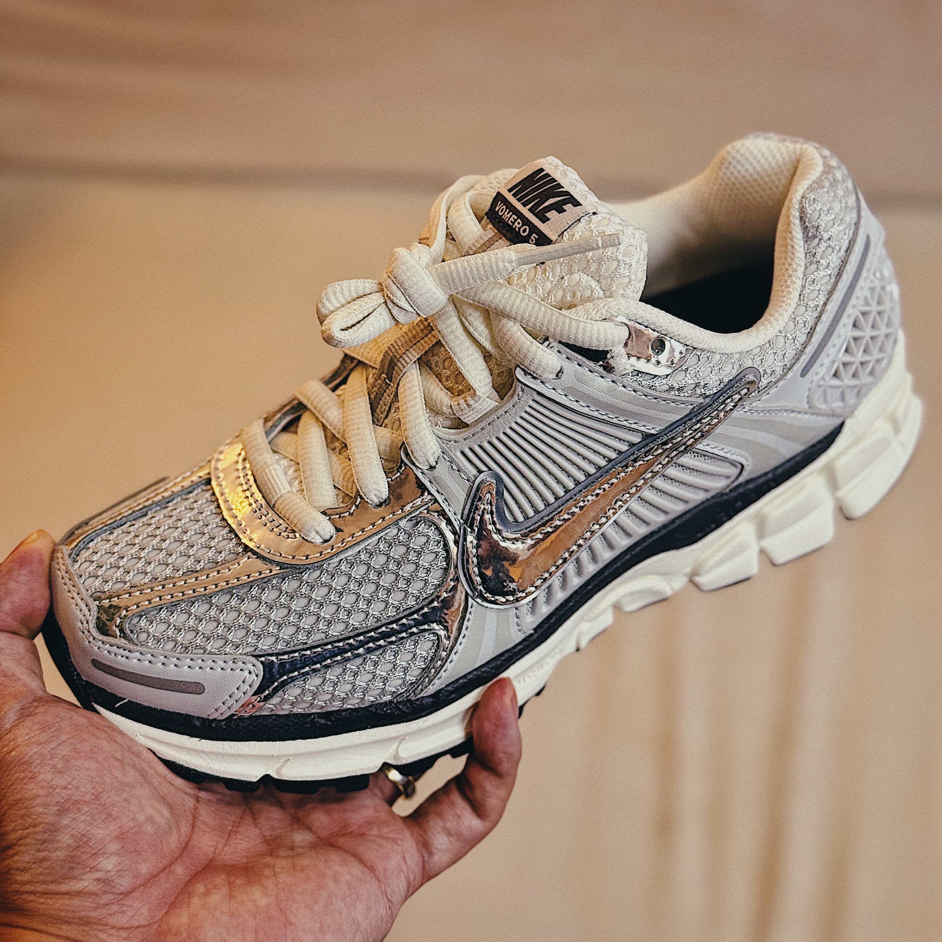 (W) Nike Zoom Vomero 5 Photon Dust and Metallic Silver 착용 스타일