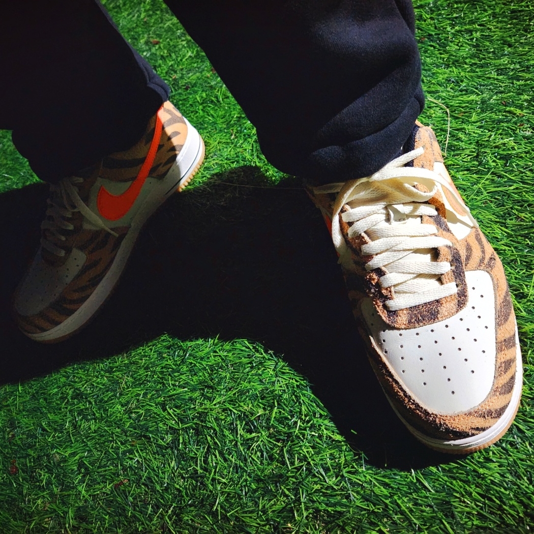 Nike Air Force 1 '07 PRM Orange Zebra, Stussy Basic Stock Low Pro Cap Navy 착용 스타일 - 4