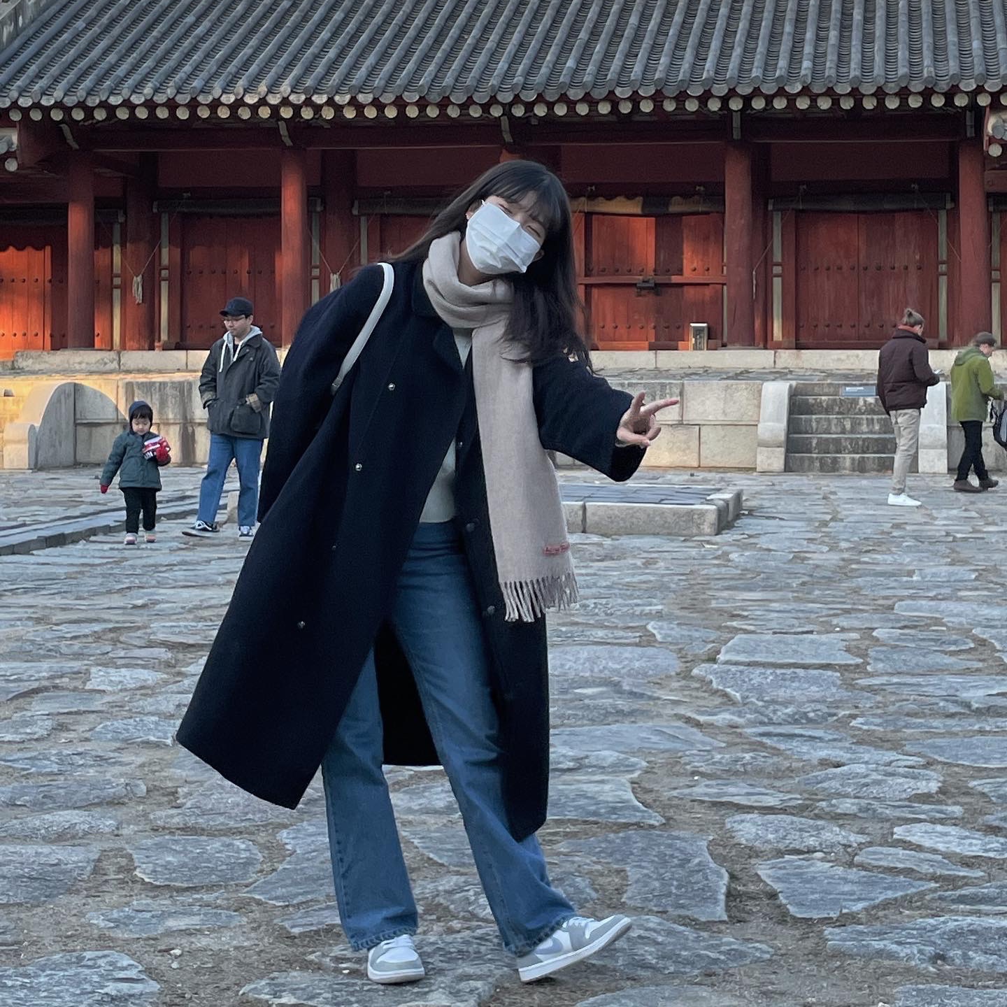 (W) Jordan 1 Mid Wolf Grey, Acne Studios Narrow Wool Fringe Muffler Oatmeal Melange 착용 스타일 - 1