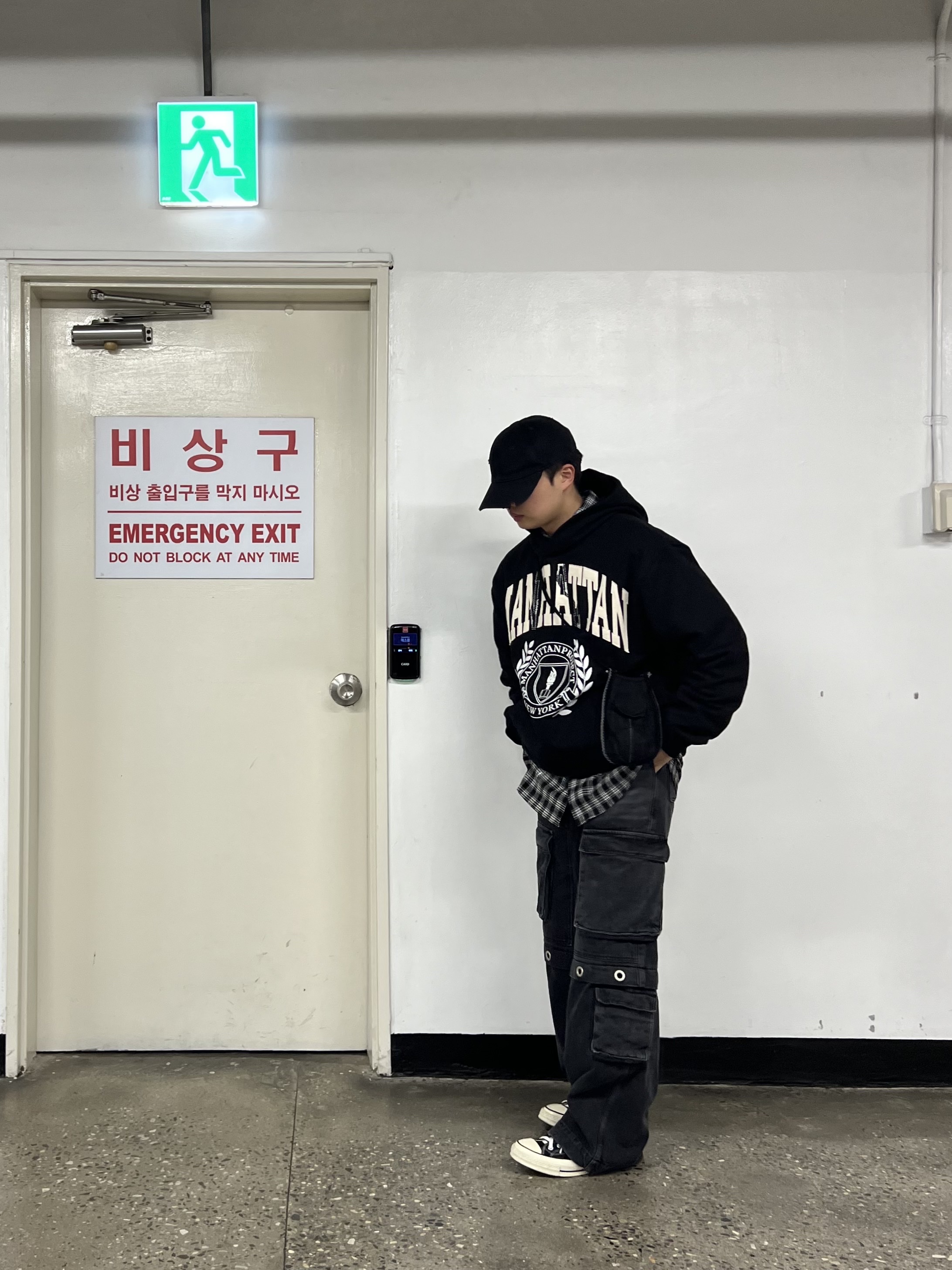 MJD Eyelet Cargo Denim Pants Black, Converse Chuck 70 Hi Black 착용 스타일 - 1
