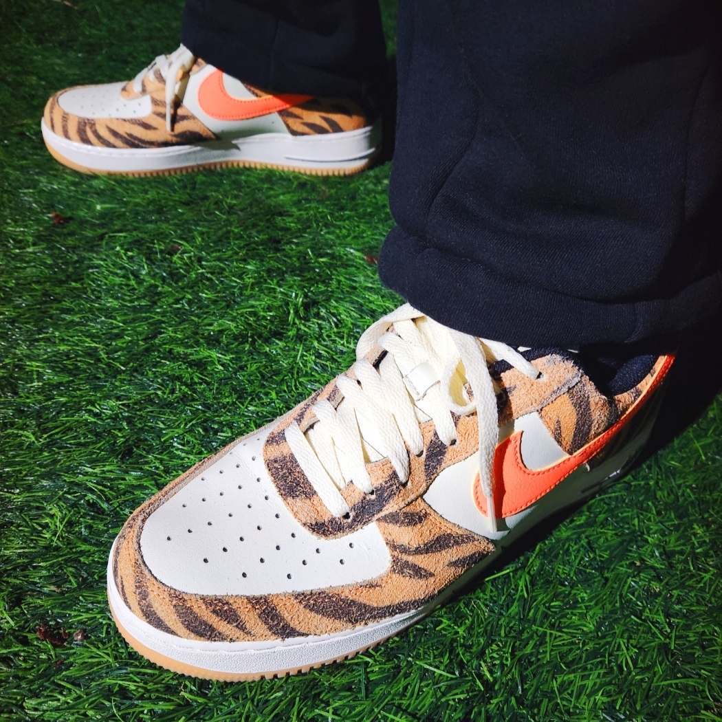 Nike Air Force 1 '07 PRM Orange Zebra, Stussy Basic Stock Low Pro Cap Navy 착용 스타일 - 5