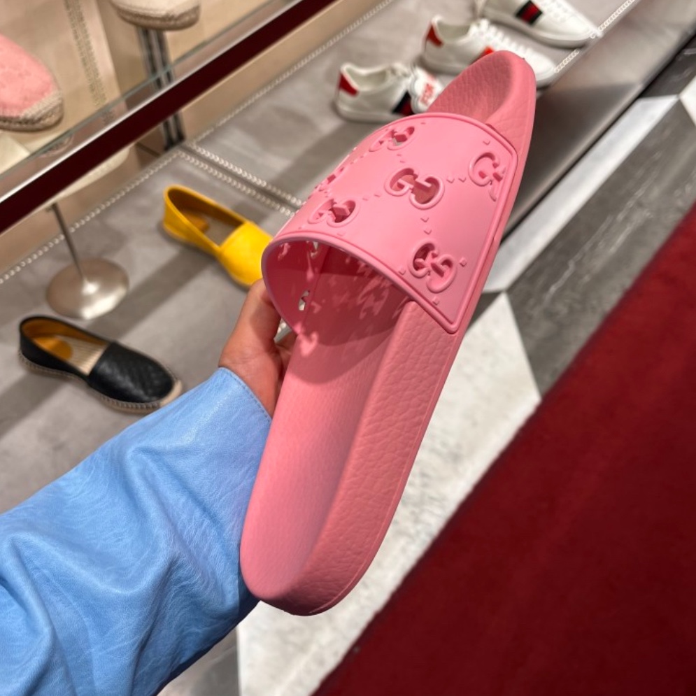 (W) Gucci GG Rubber Slide Sandal Pink 착용 스타일 - 1