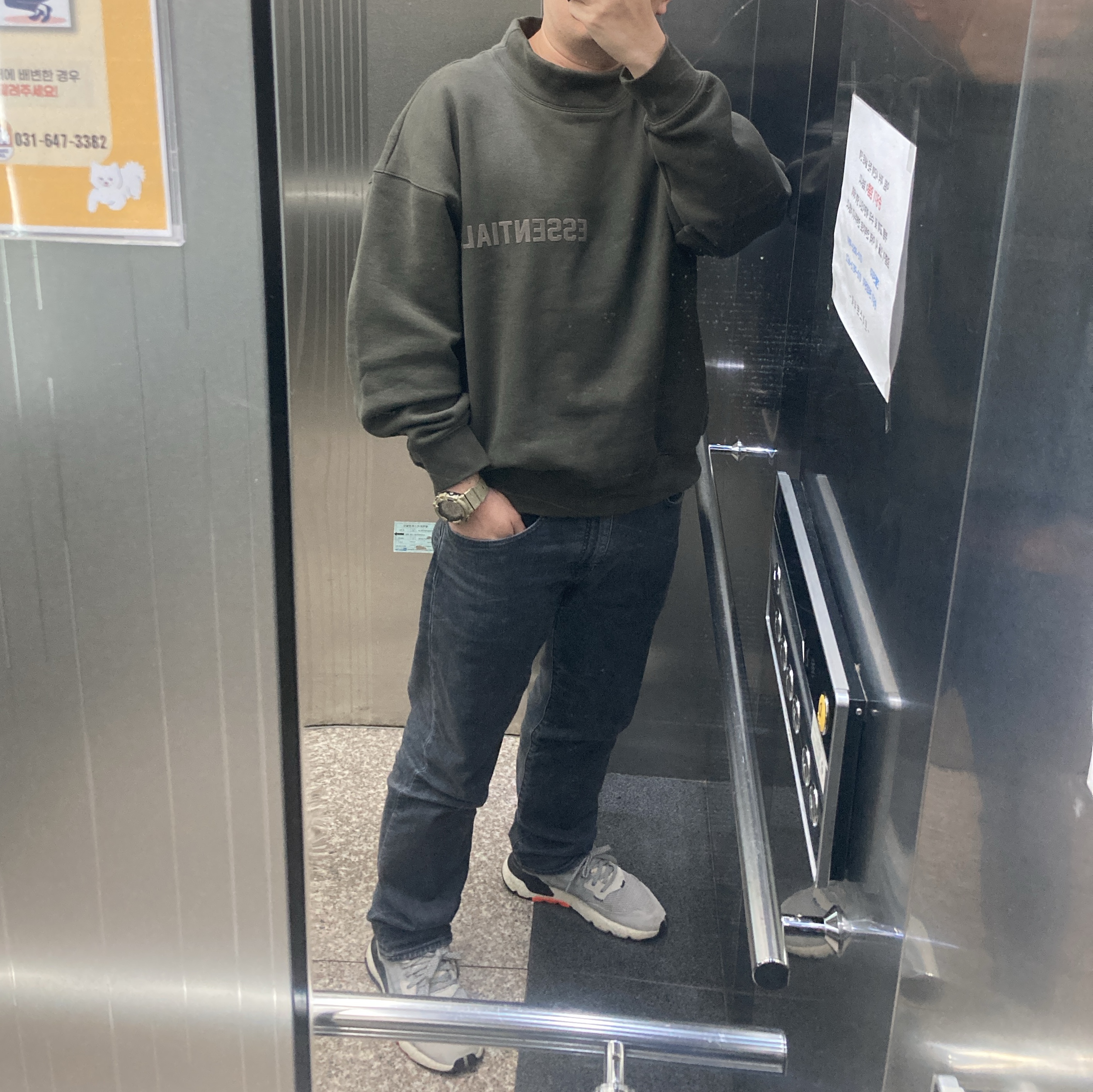 에센셜 모크넥 스웨트셔츠 오프 블랙- 22FW 착용 스타일