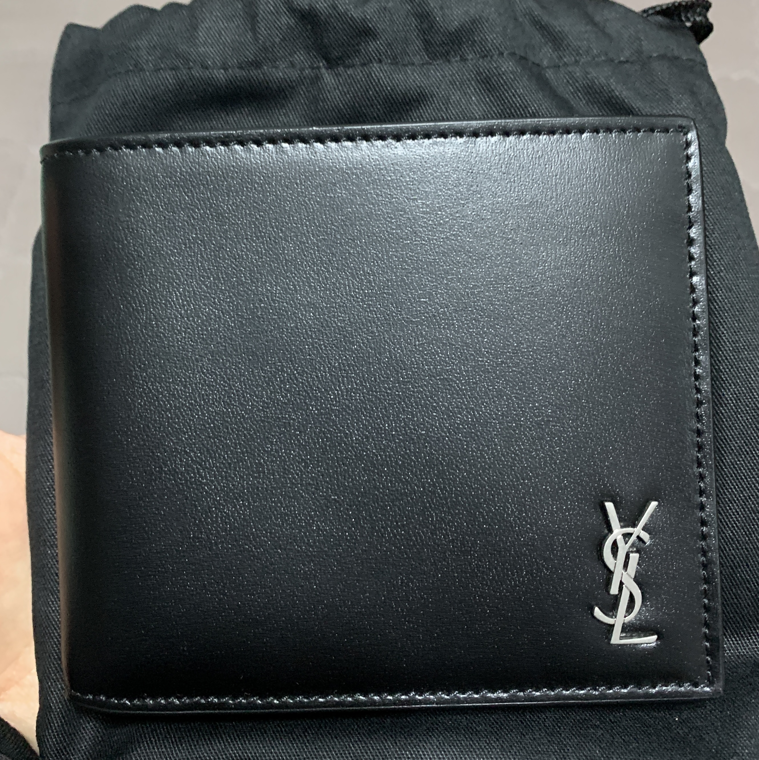 Saint Laurent Tiny Cassandre East/West Wallet in Matte Leather Black 착용 스타일