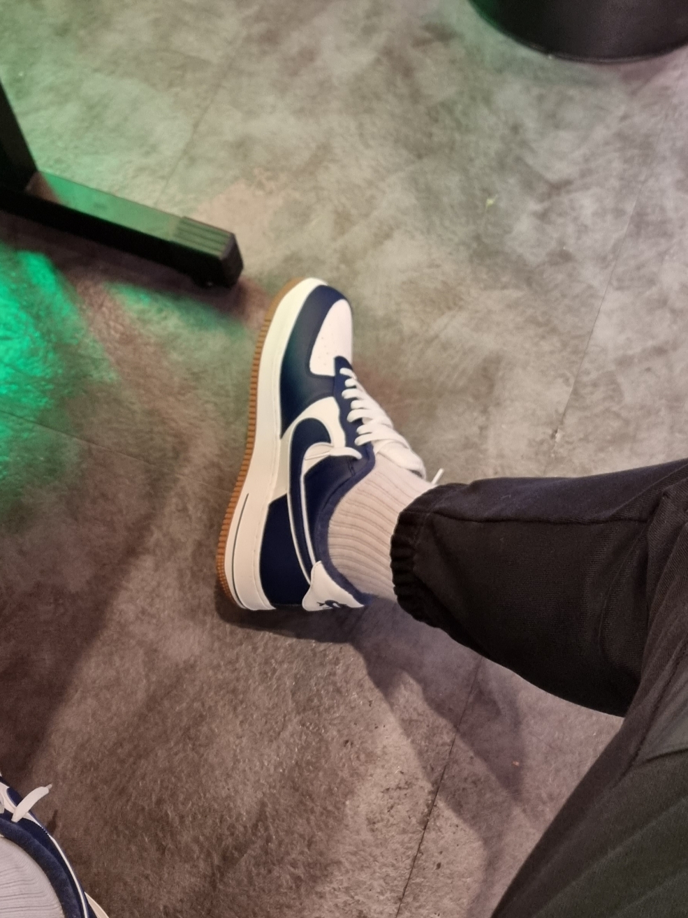 Nike Air Force 1 '07 LV8 Midnight Navy 착용 스타일 - 2