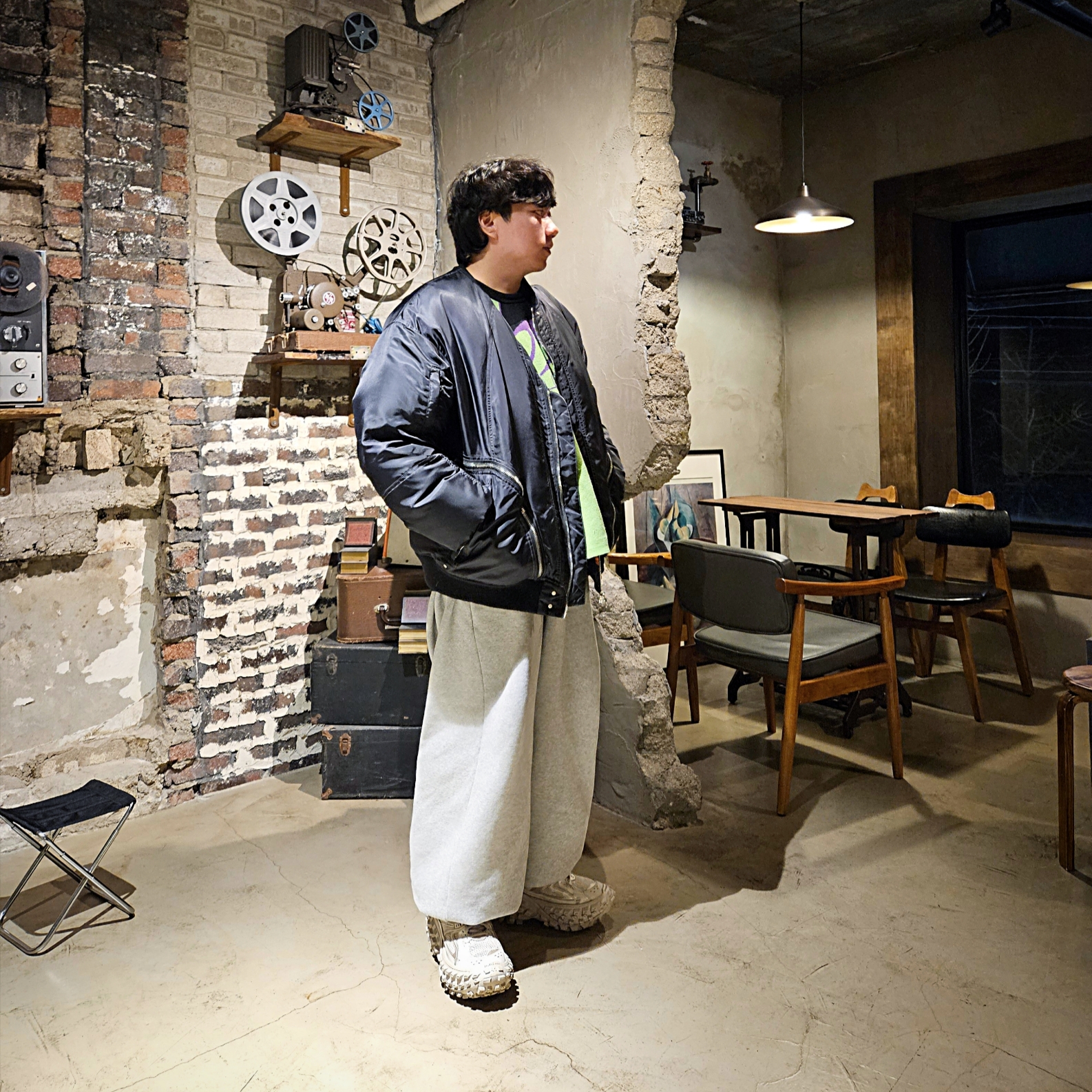 Balenciaga Defender Sneakers Beige 착용 스타일
